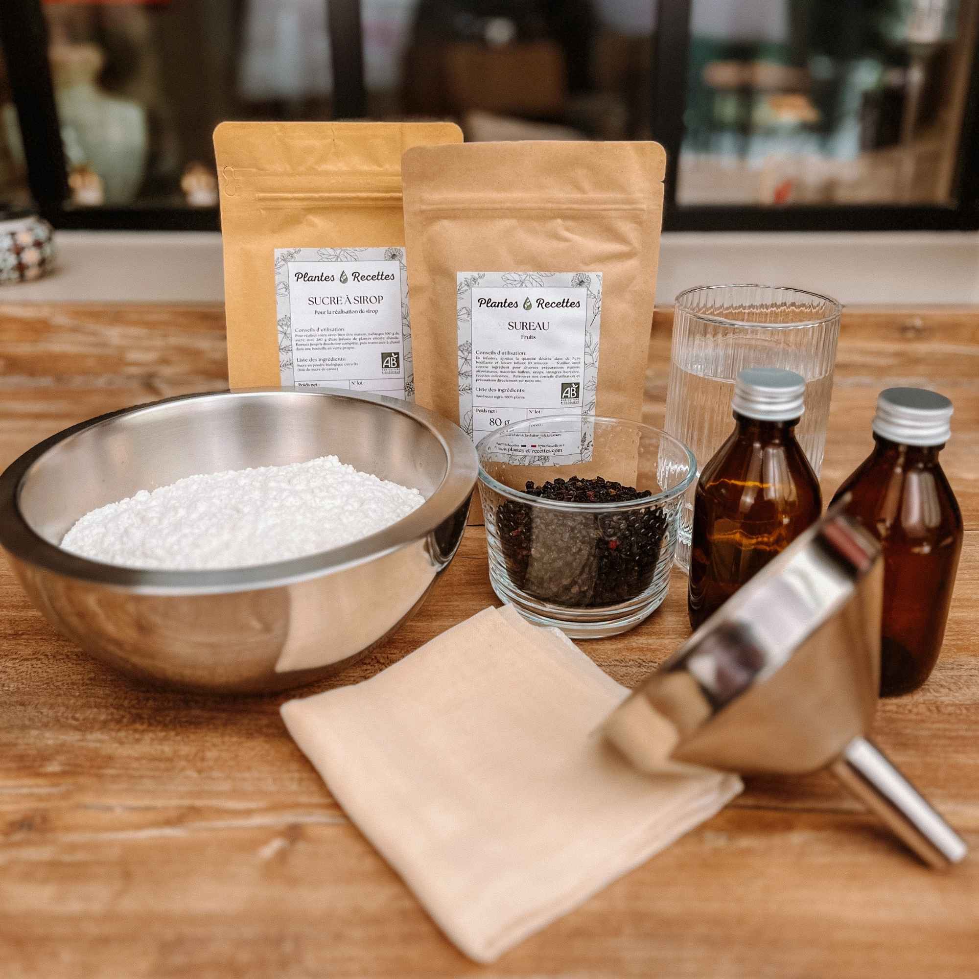 Ingrédients bio pour réaliser un sirop de sureau maison : fleurs séchées, sucre, citron
