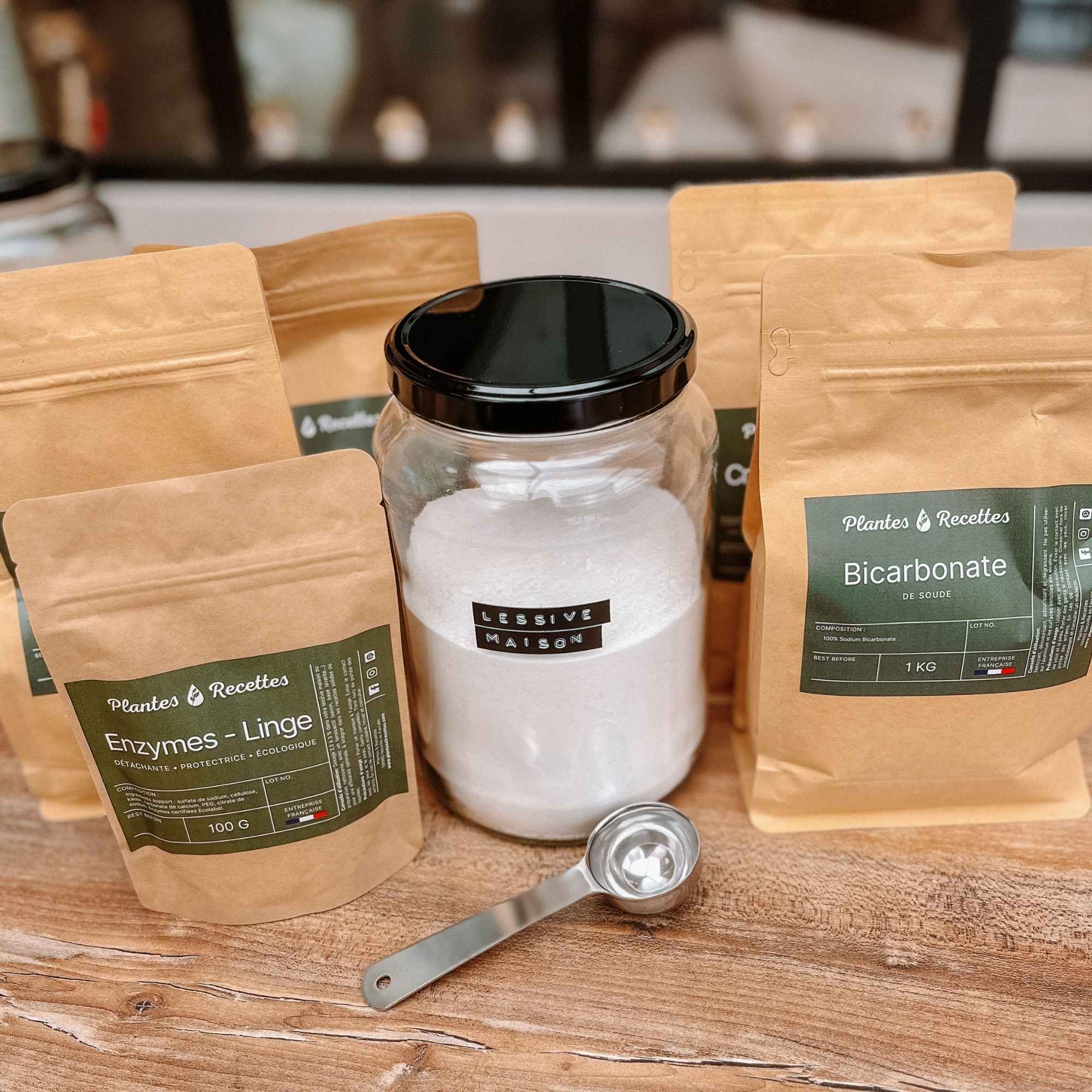 Bocal d'ingrédients prêts pour la recette de lessive maison naturelle, photographié sur un plan de travail en bois.
