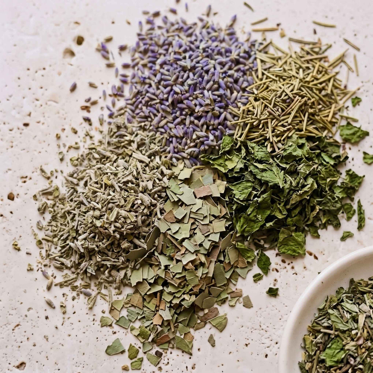 Kit de bain botanique aromatique avec lavande, romarin, menthe poivrée, eucalyptus et sauge