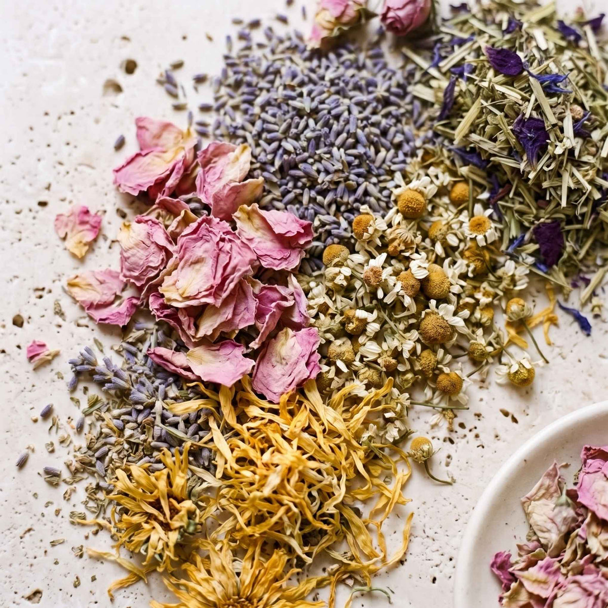 Kit de bain botanique aux fleurs avec calendula, pétales de rose, camomille, mauve et lavande