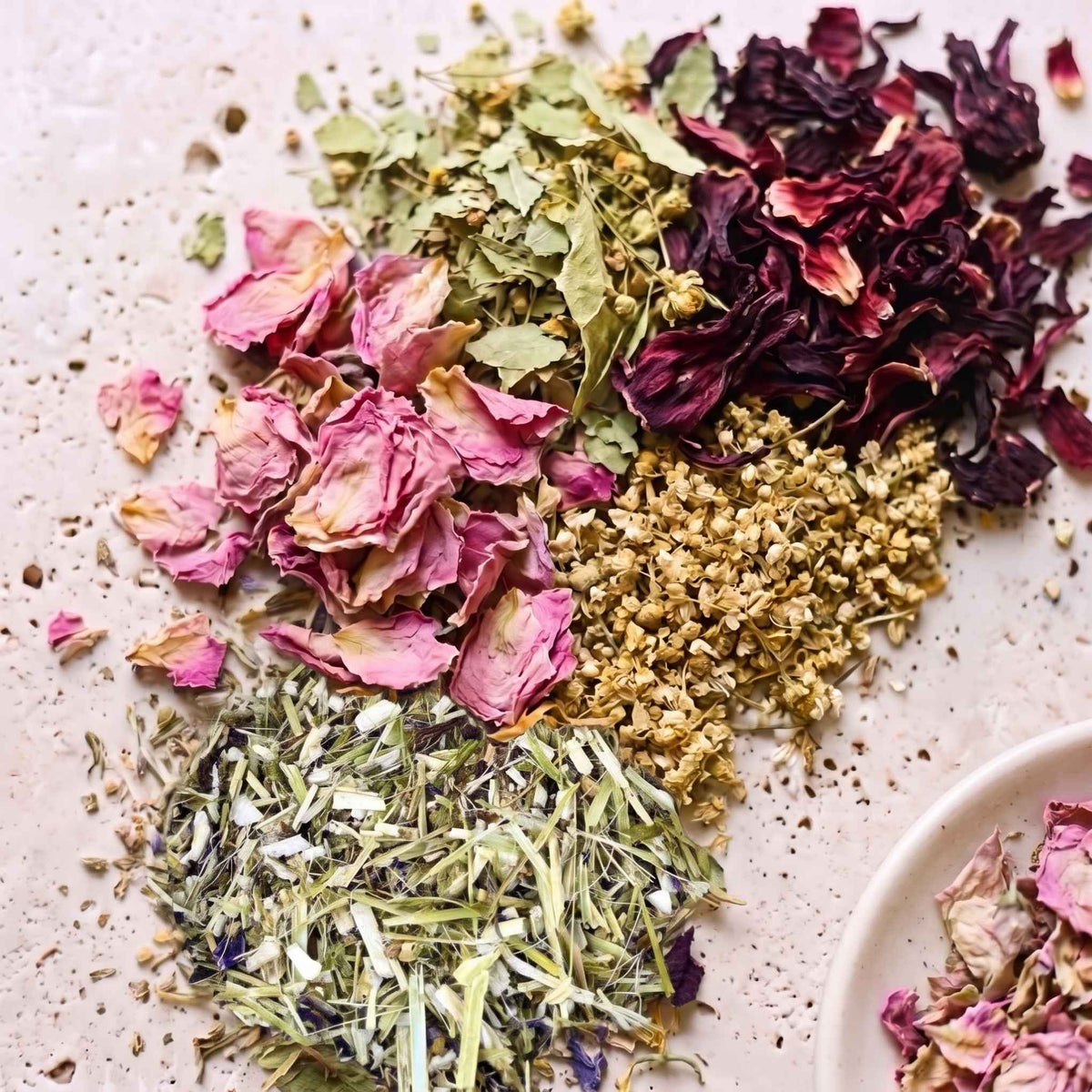 Kit de bain botanique à l’hibiscus avec rose, mauve, tilleul et fleurs de sureau