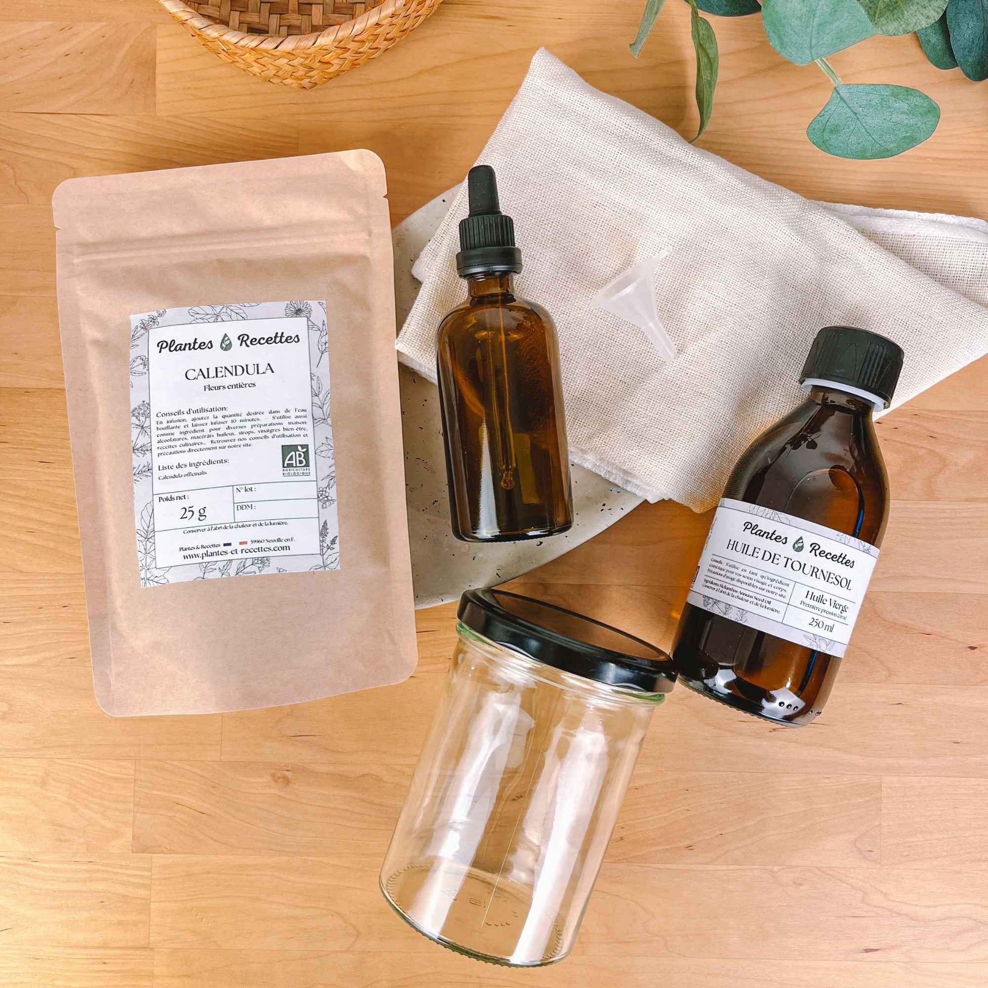 Contenu du kit soin apaisant au calendula avec fleurs de calendula, huile végétale, bocal de macération et accessoires