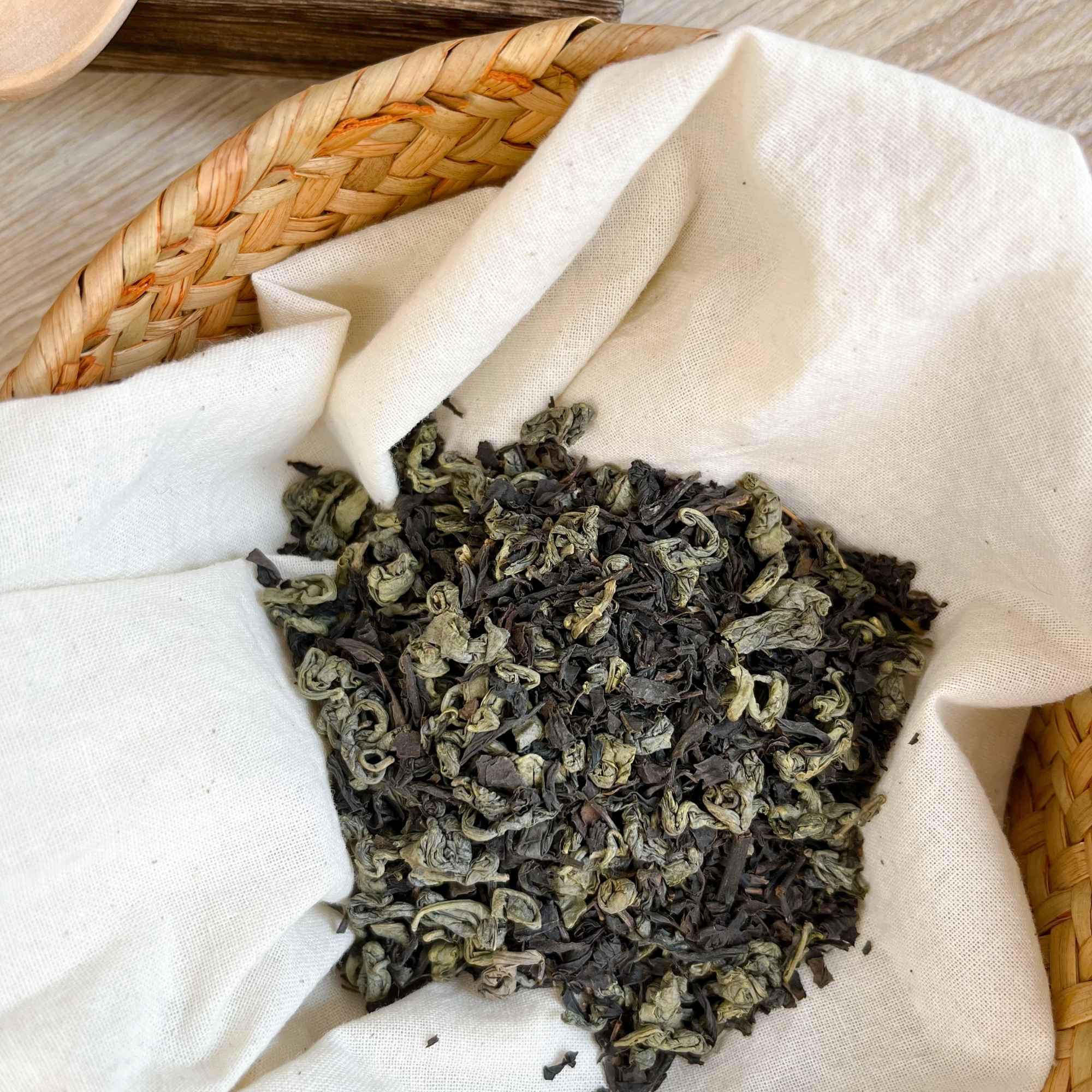 Préparation de kombucha maison avec le mélange de thés bio Plantes & Recettes, boisson vivante issue d’une fermentation naturelle.