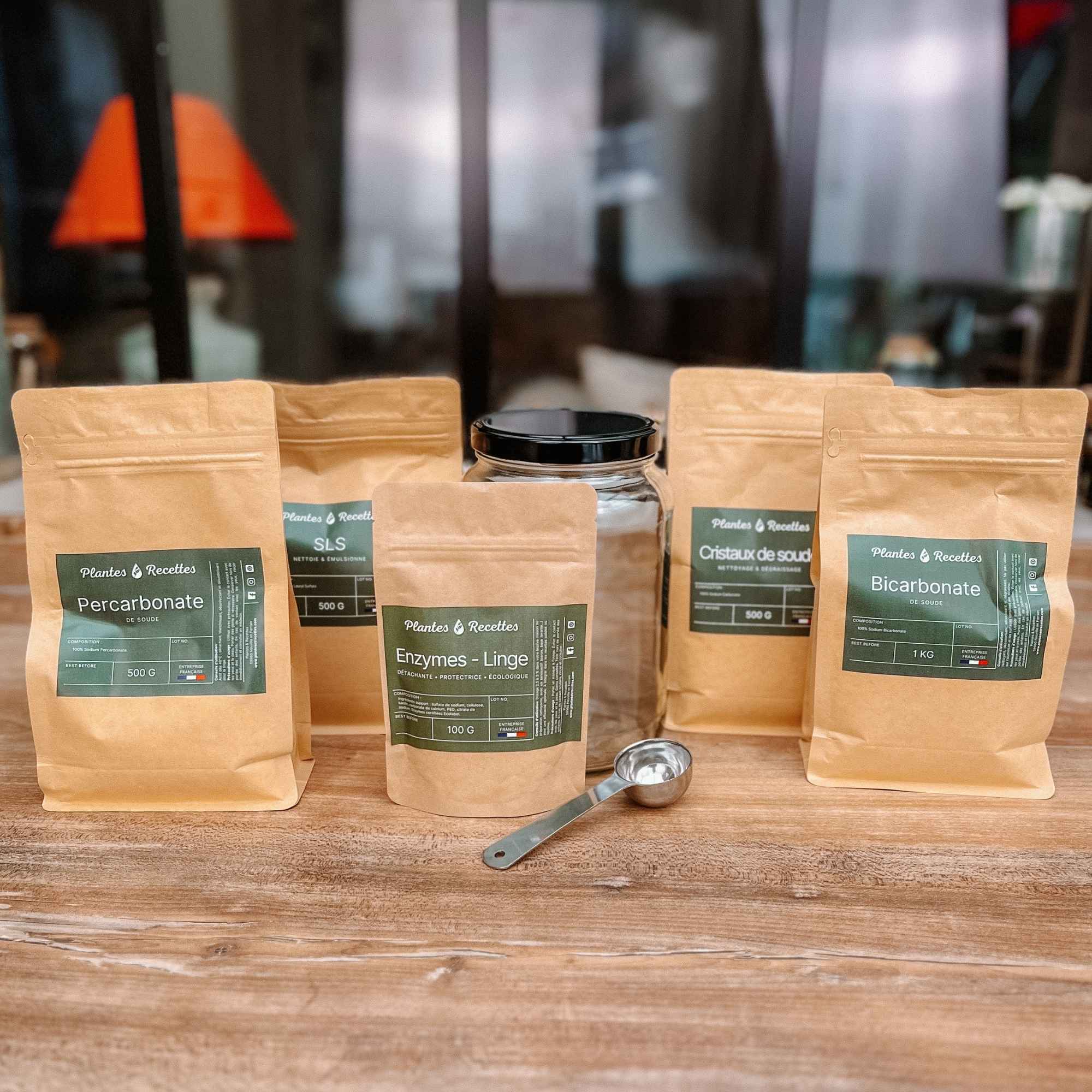 Bouteille en verre ambré remplie de lessive liquide naturelle réalisée avec les produits du kit Plantes & Recettes.