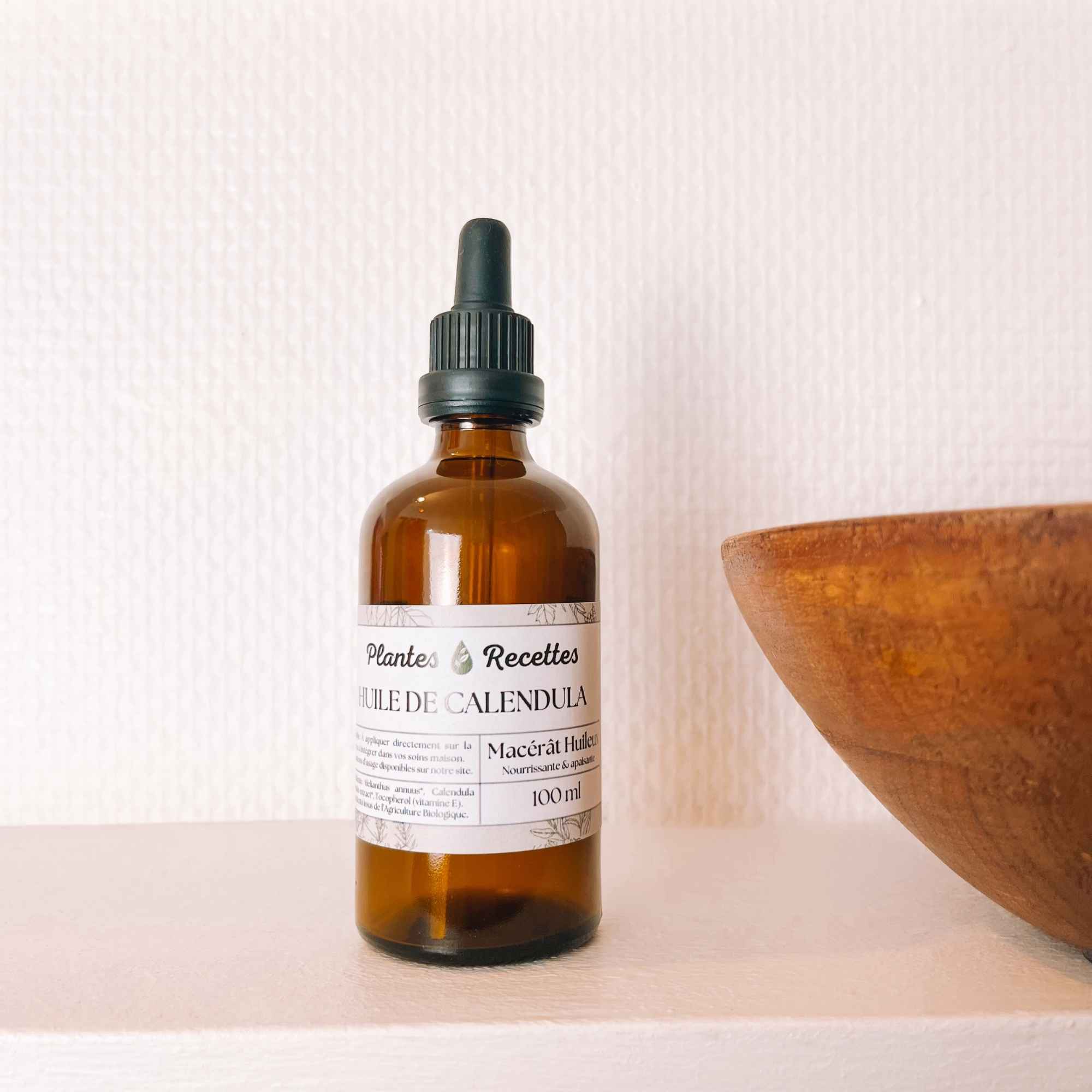 Fleurs de calendula bio infusées lentement dans une huile végétale pour créer un macérat concentré et apaisant Plantes & Recettes.