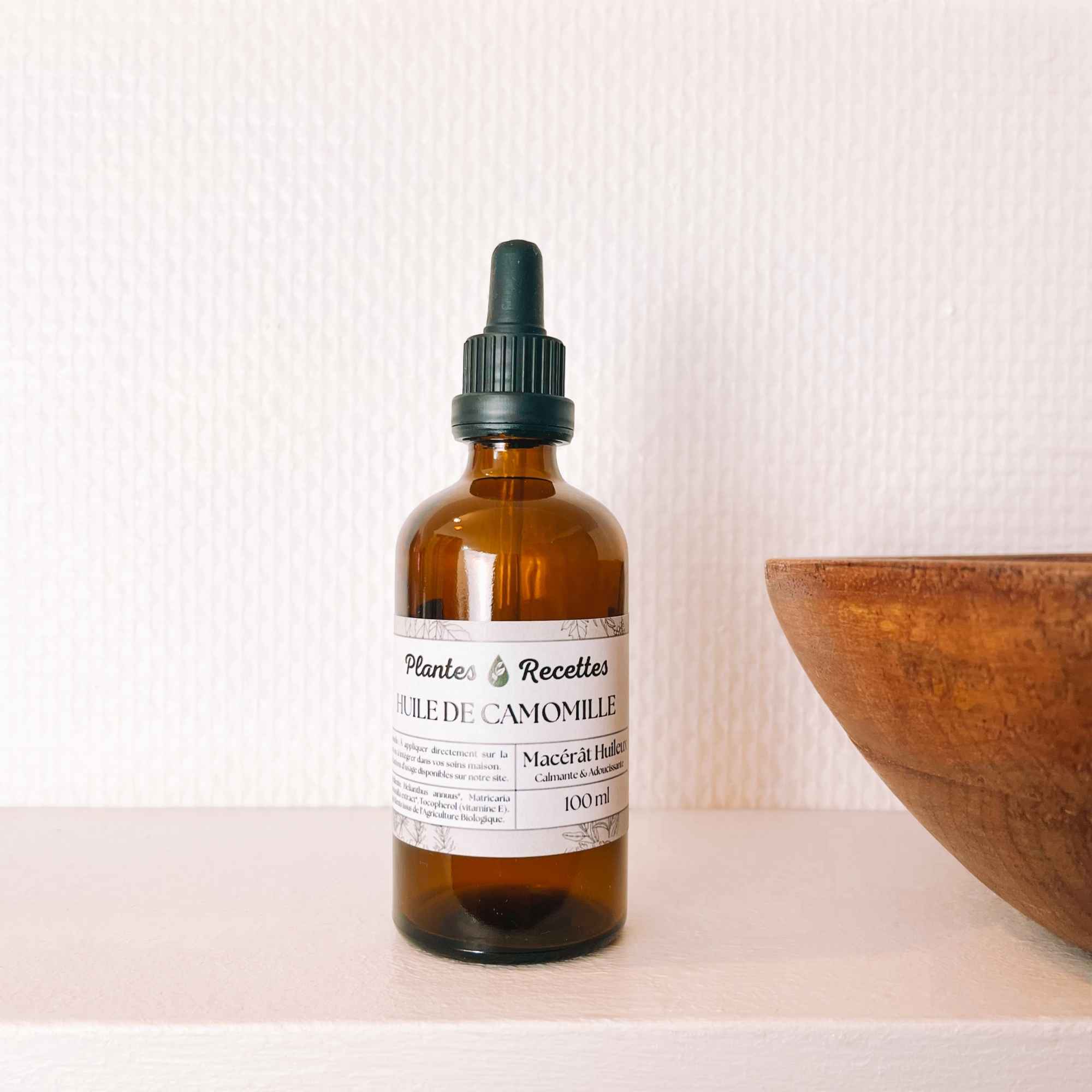 Fleurs de camomille bio infusées lentement dans une huile végétale douce pour obtenir un macérat apaisant et réconfortant Plantes & Recettes.
