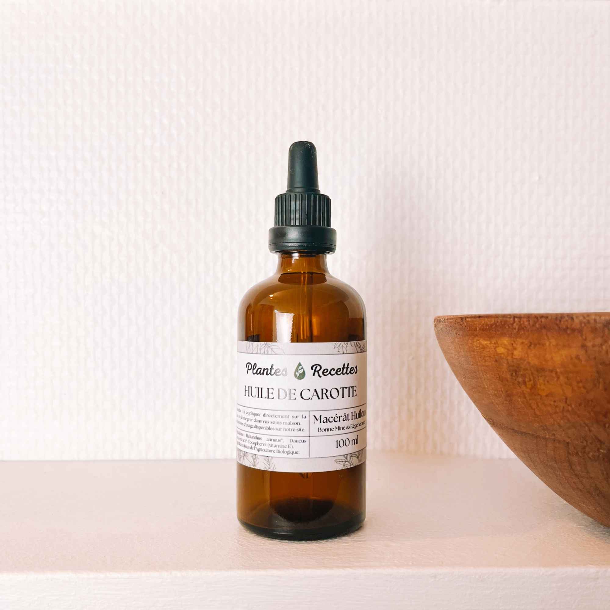Application du macérat huileux de carotte bio Plantes & Recettes sur la peau, soin naturel illuminant et nourrissant pour le visage.