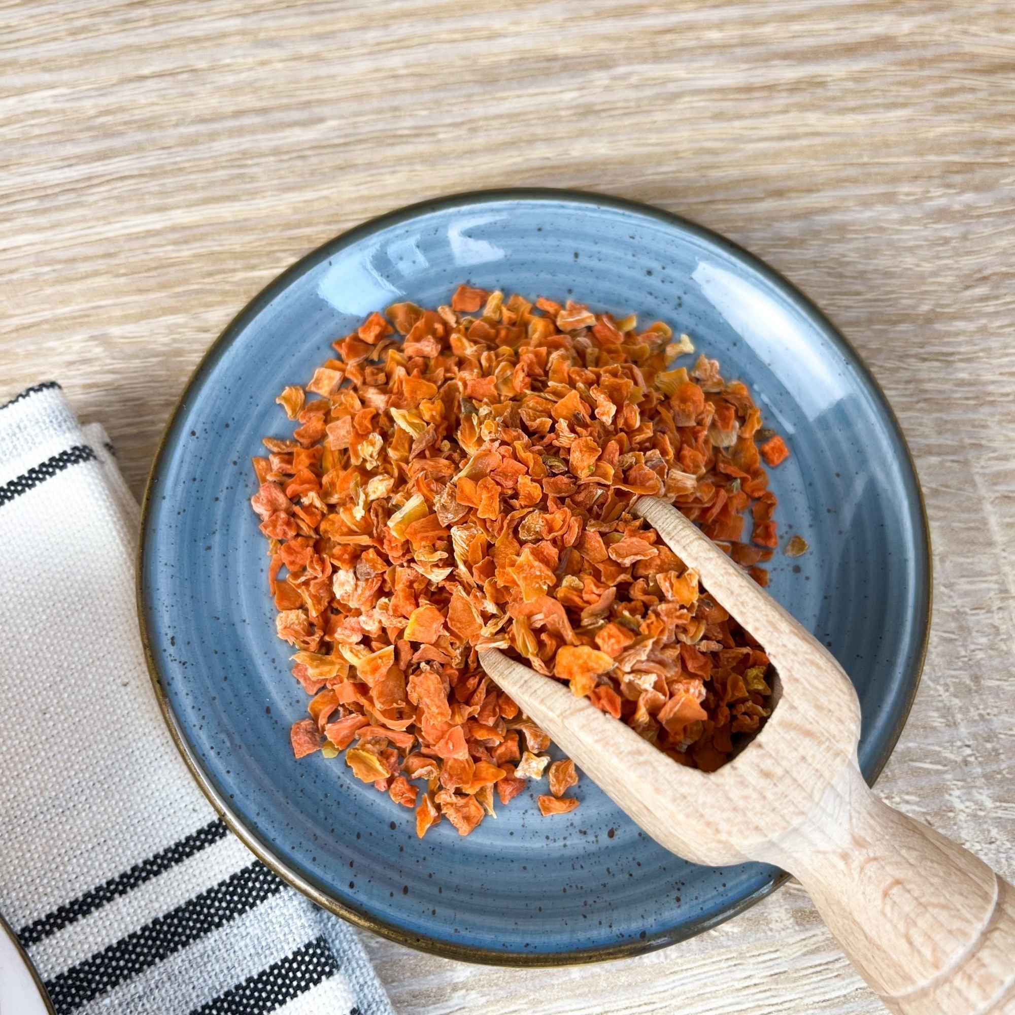 Préparation d’un macérat huileux de carotte bio Plantes & Recettes, soin naturel pour illuminer le teint et nourrir la peau en douceur.