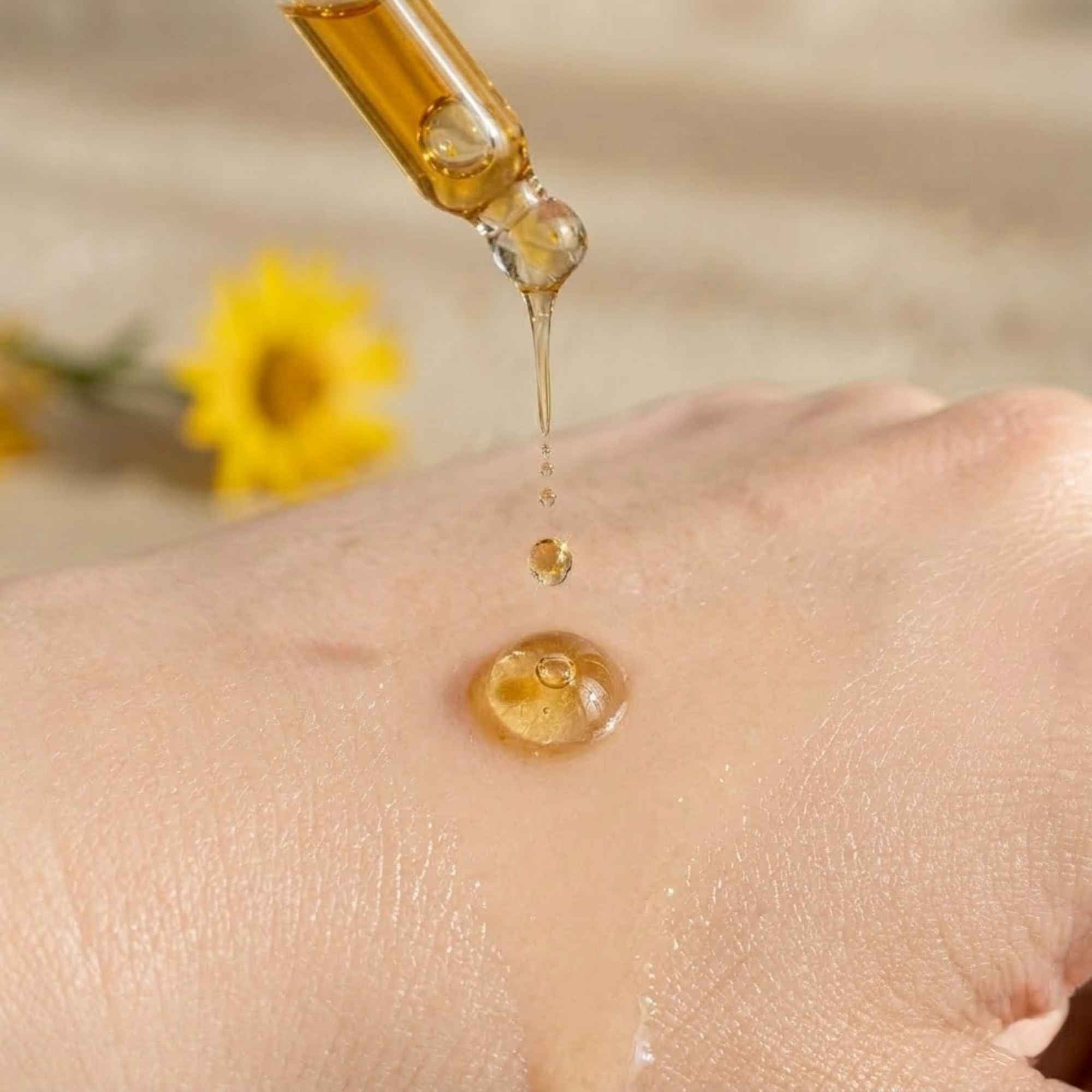 Flacon en verre contenant un macérât huileux de carotte, préparation naturelle pour les soins du visage