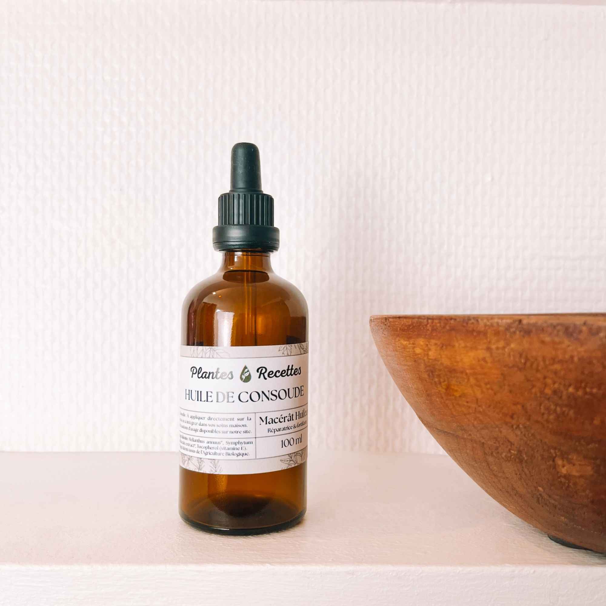 Fabrication artisanale du macérat huileux de consoude bio Plantes & Recettes, macération longue à froid et conditionnement à la main.