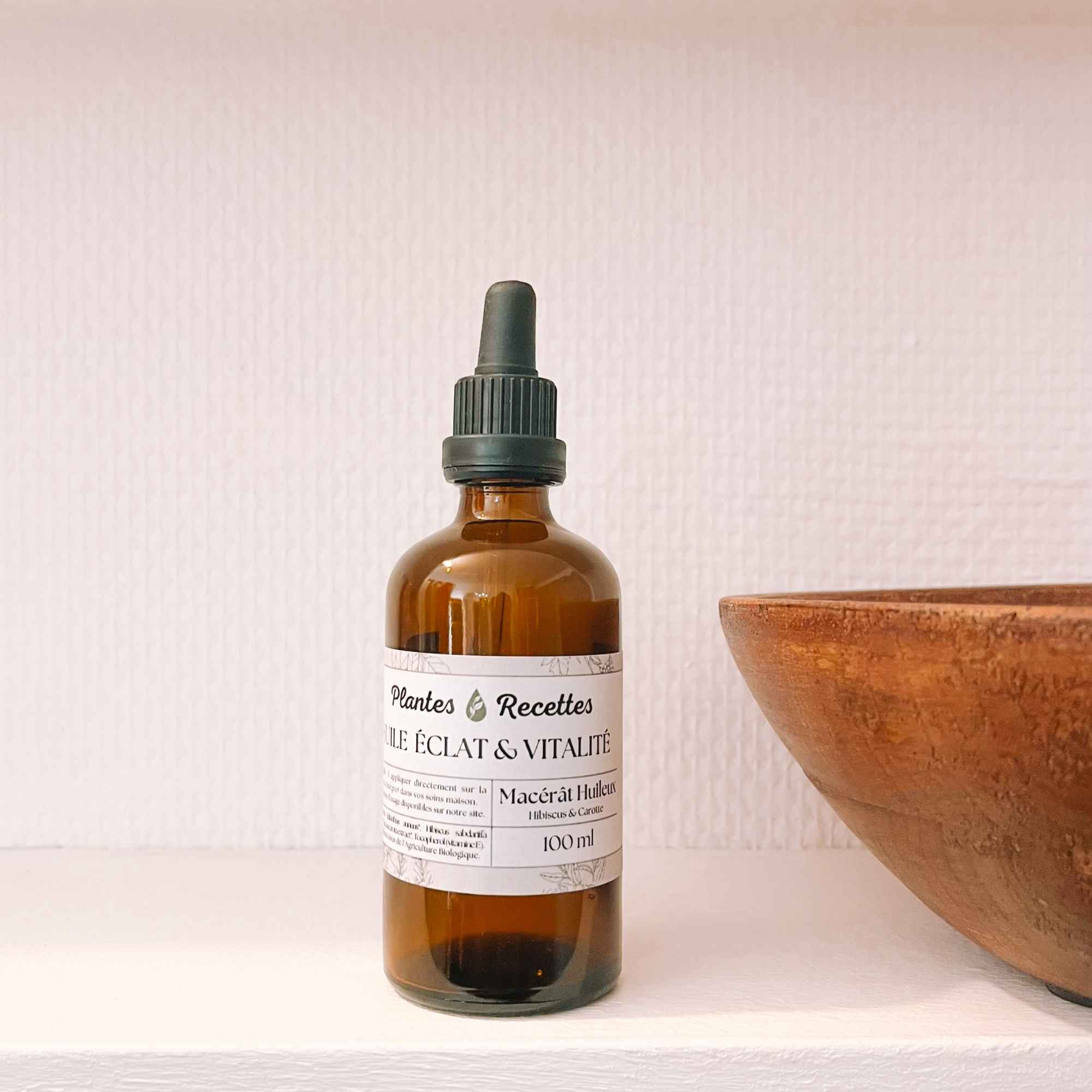 Fabrication artisanale du macérat huileux de calendula bio Plantes & Recettes, macération longue à froid et conditionnement à la main.