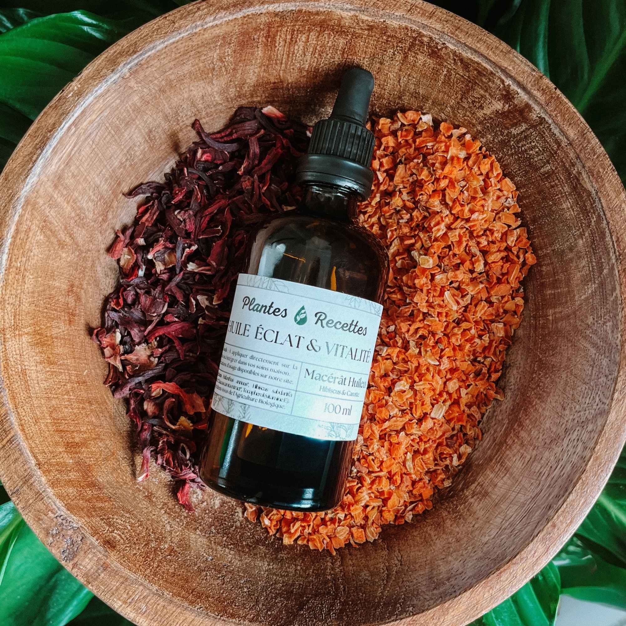 Macérat huileux Éclat & Vitalité Plantes & Recettes, à base d’hibiscus et de carotte bio, huile artisanale à froid pour illuminer et revitaliser la peau.