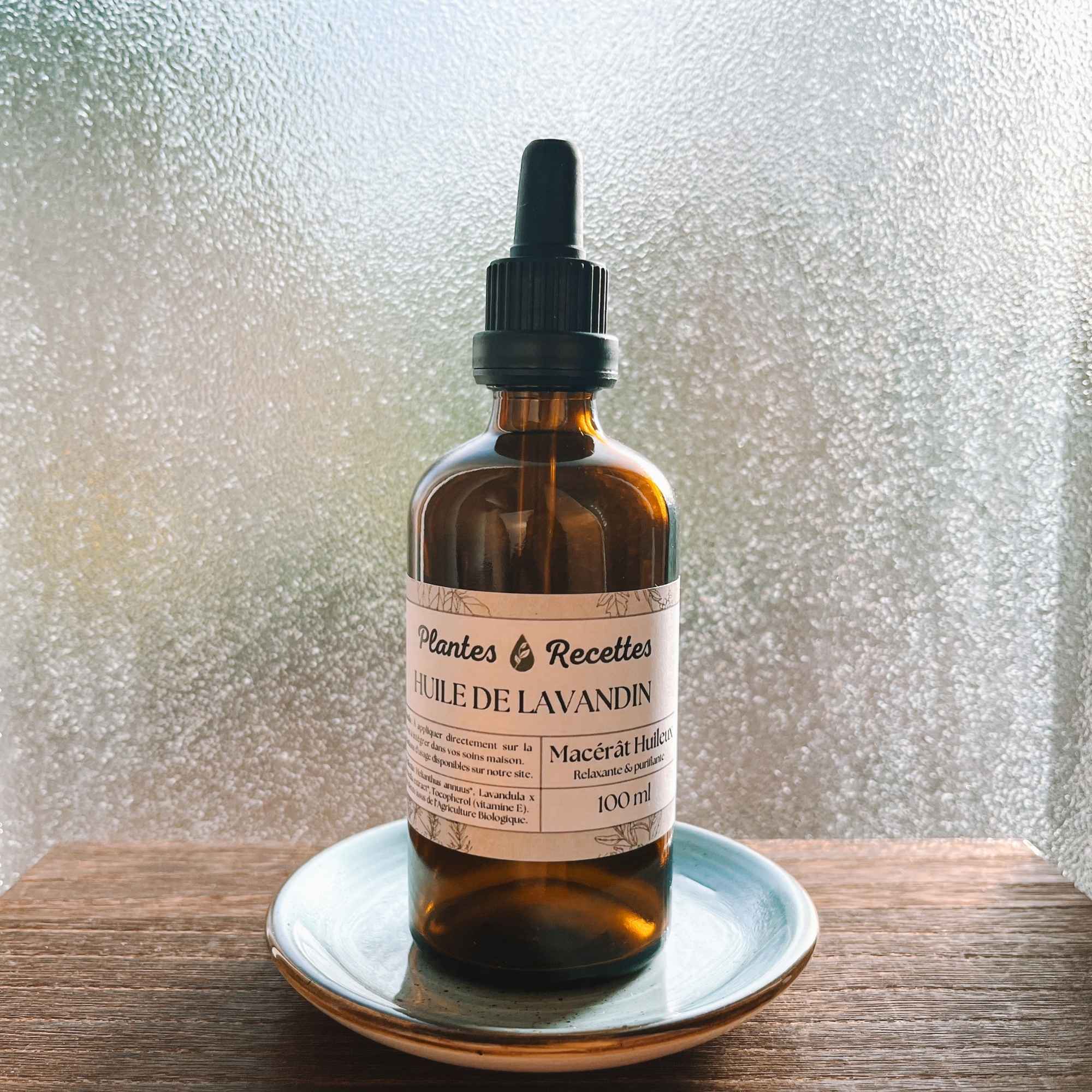 Fabrication artisanale du macérat huileux de lavandin bio Plantes & Recettes, macération longue à froid et conditionnement à la main.