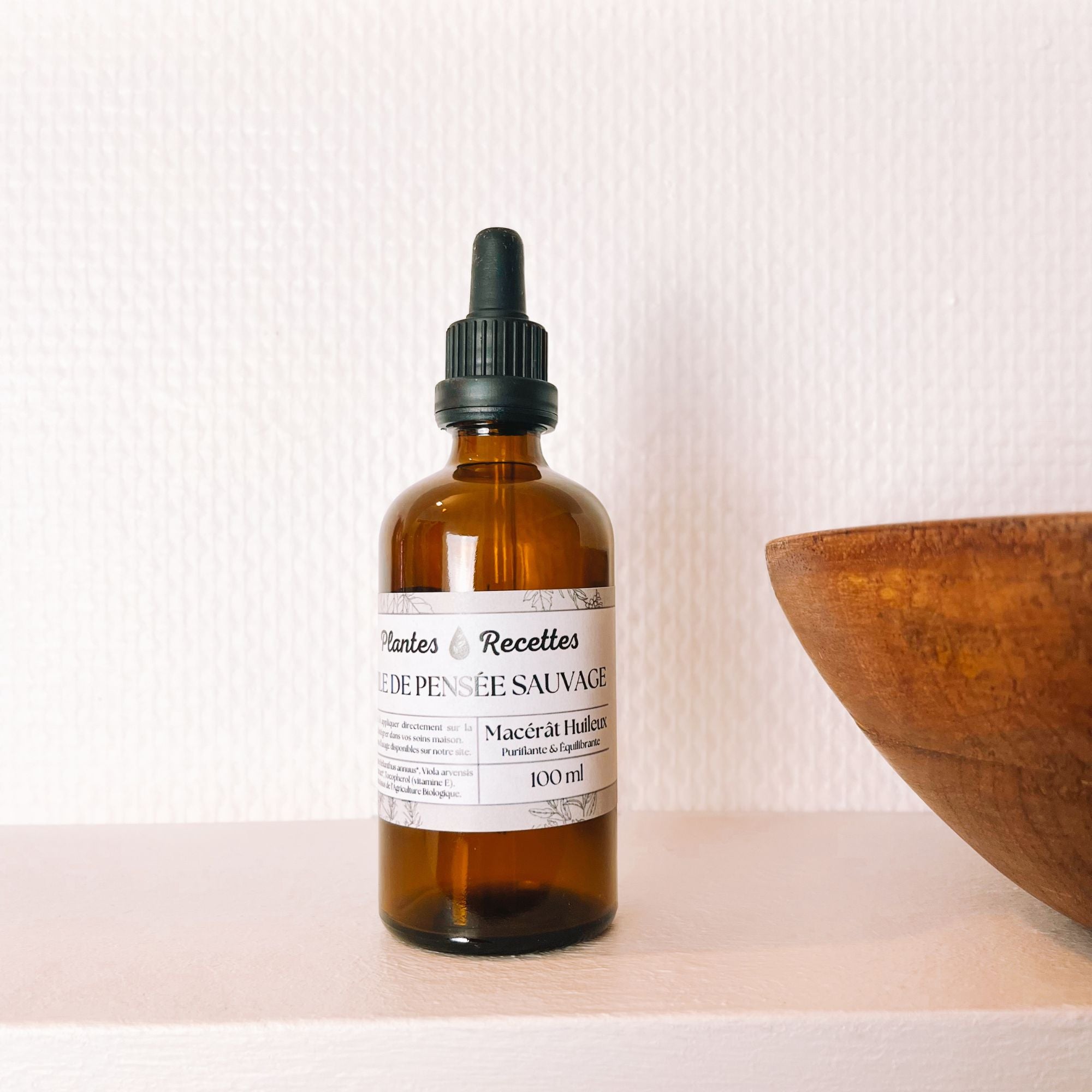 Fabrication artisanale du macérat huileux de pensée sauvage bio Plantes & Recettes, macération longue à froid et conditionnement à la main.