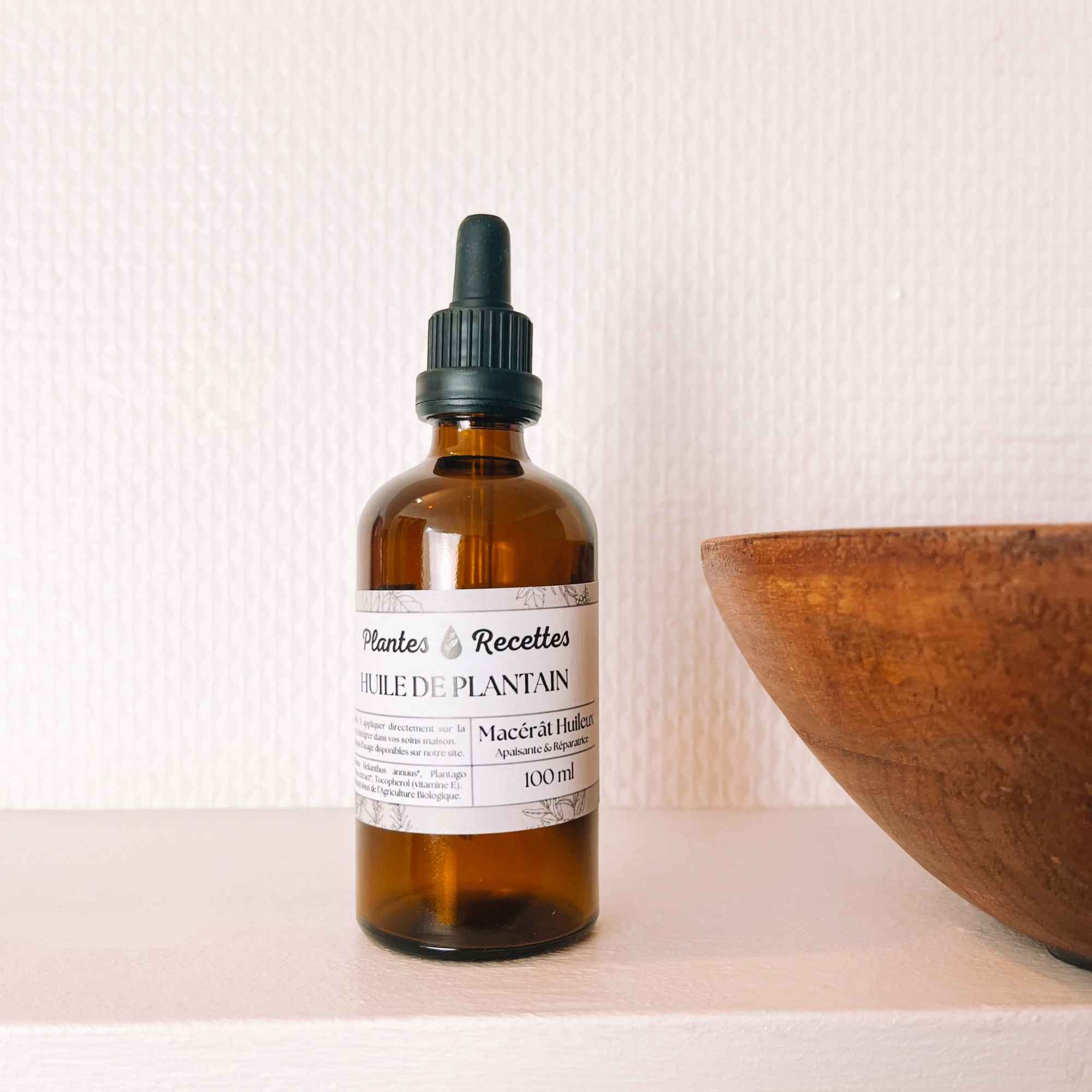 Fabrication artisanale du macérat huileux de plantain bio Plantes & Recettes, macération longue à froid et conditionnement à la main.