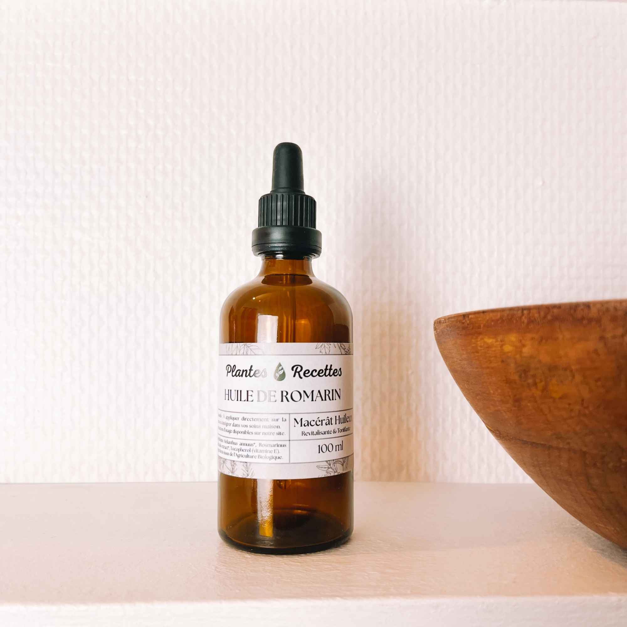 Application du macérat huileux de romarin bio Plantes & Recettes, soin naturel pour stimuler le cuir chevelu et apporter brillance aux cheveux.