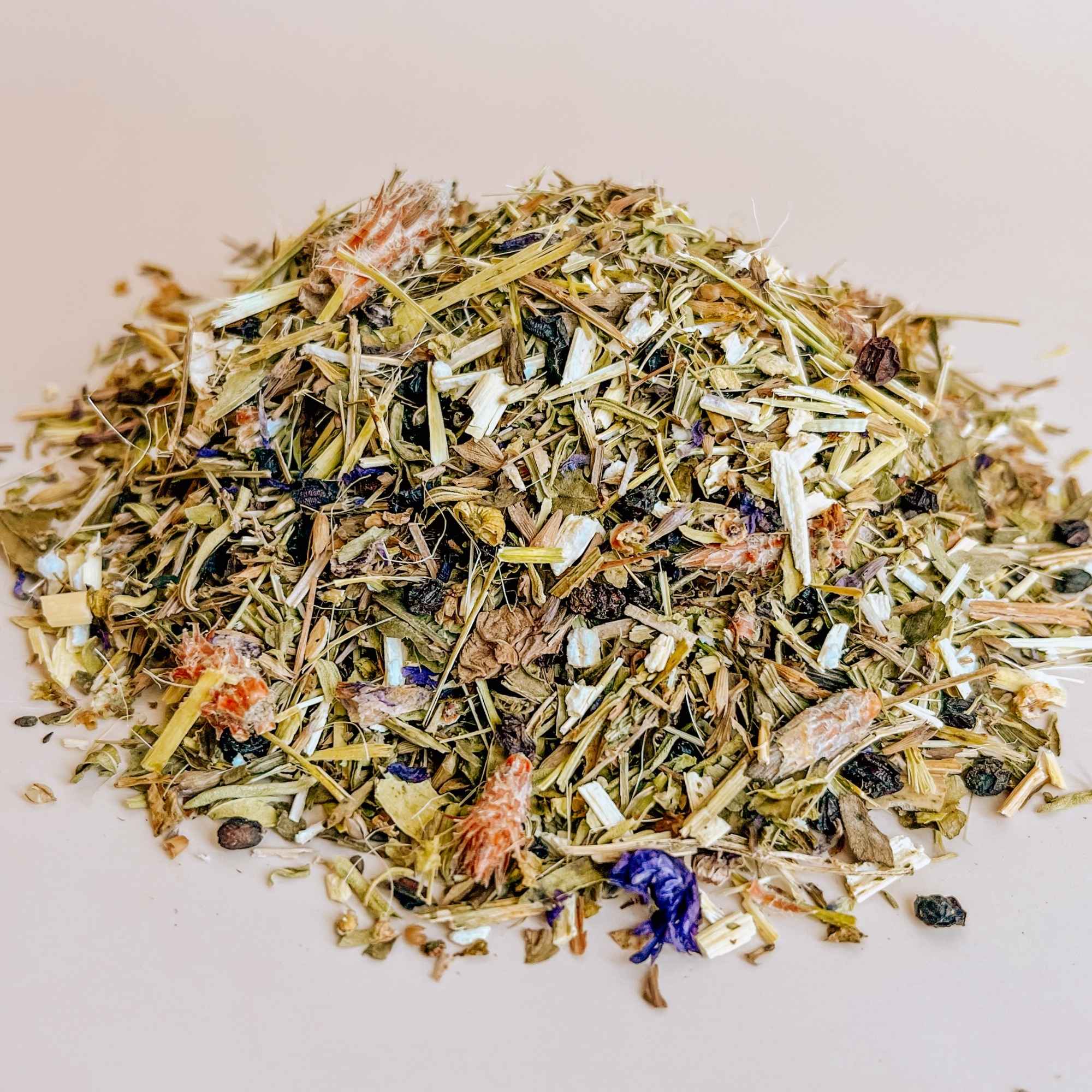 Composition de plantes coupées pour infusion et préparation de sirop de saison.