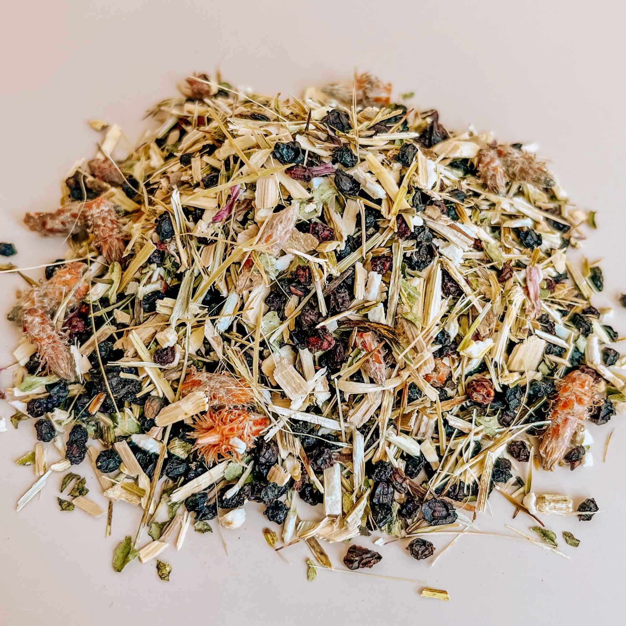 Sélection de plantes traditionnelles en vrac pour la confection de remèdes maison.