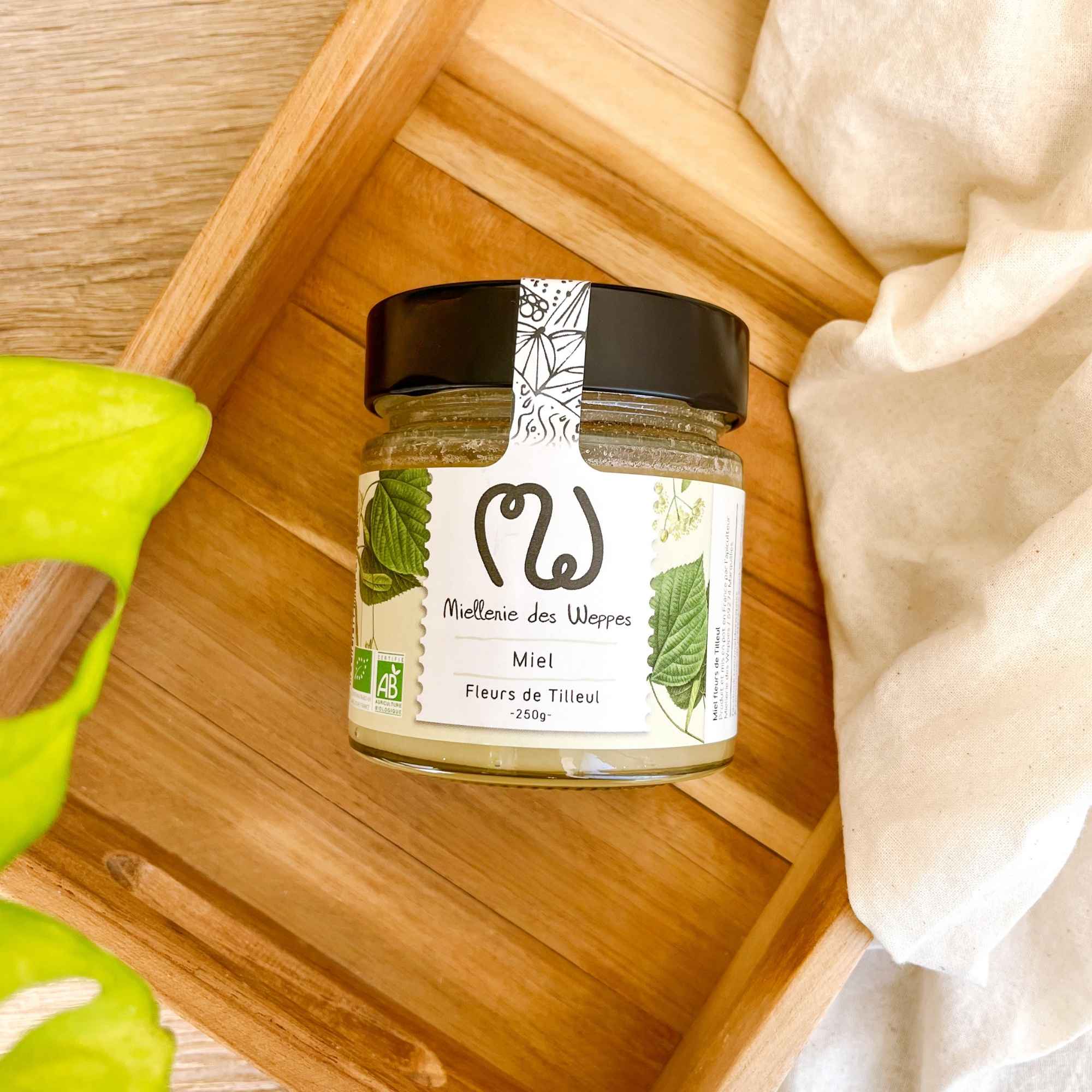 Pot de miel artisanal bio de la Miellerie des Weppes, produit naturel récolté localement.