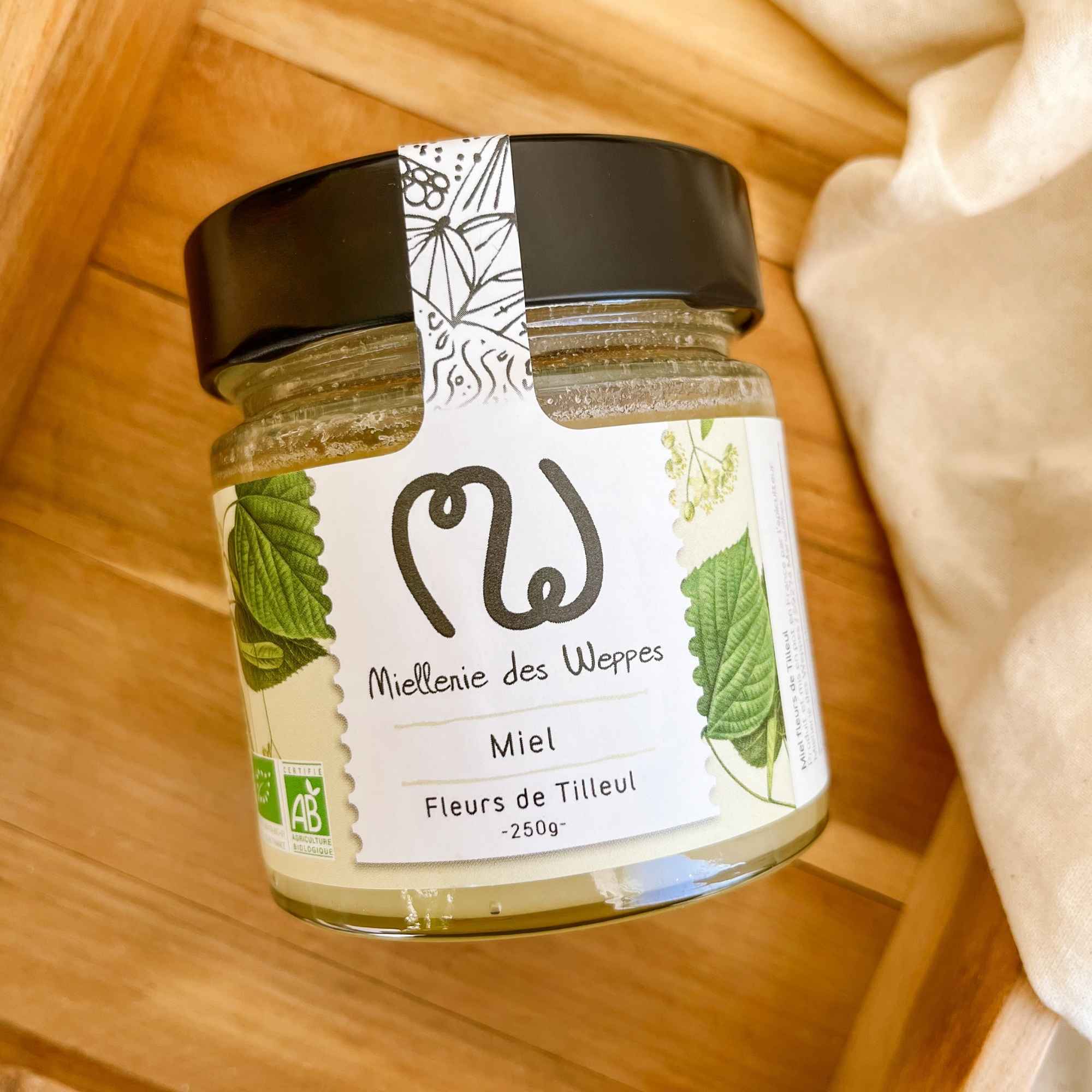 Miel de tilleul artisanal de la Miellerie des Weppes, présenté en pot en verre, issu d’une récolte locale et naturelle.
