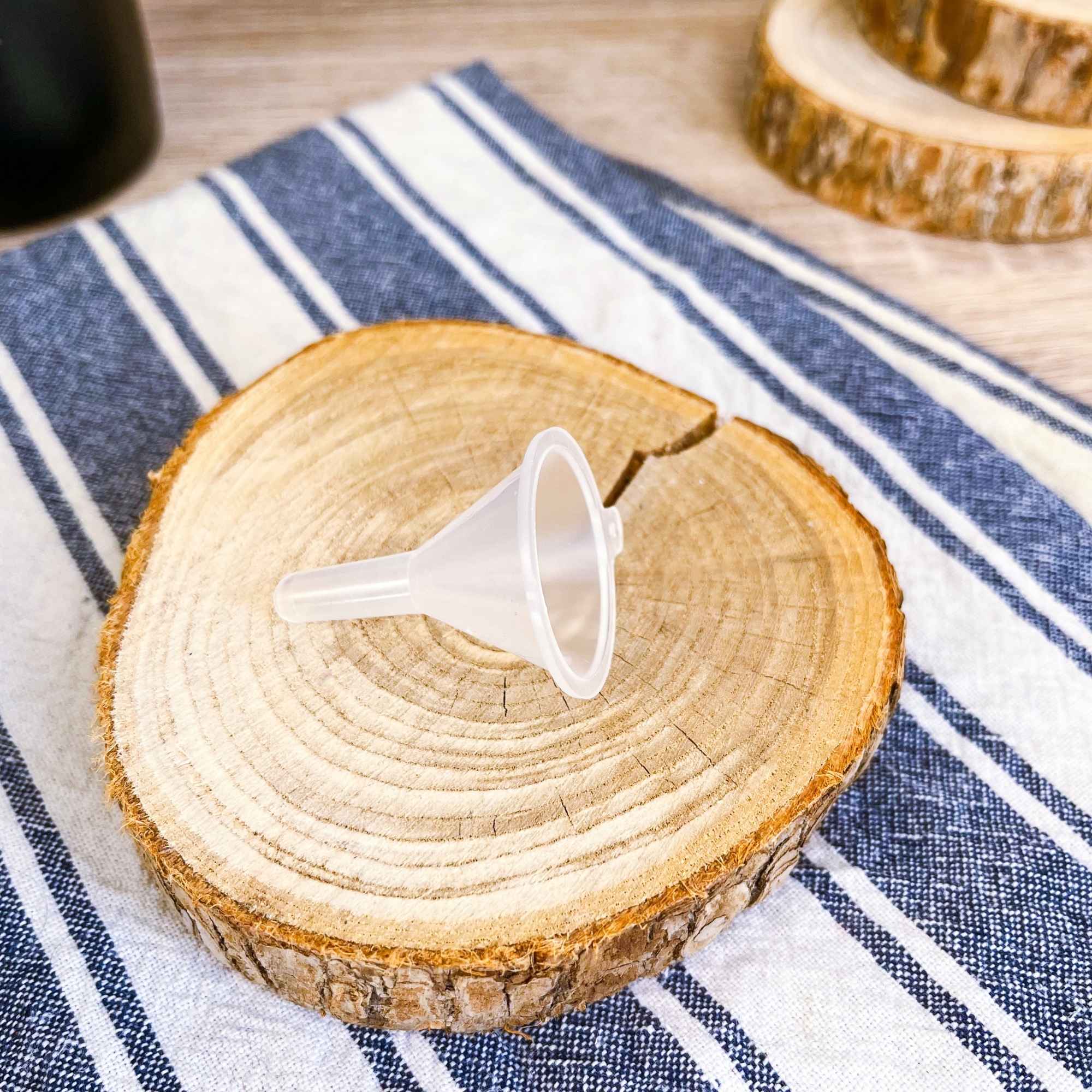 Petit entonnoir pratique utilisé pour transvaser des huiles, macérâts ou poudres lors des recettes maison.