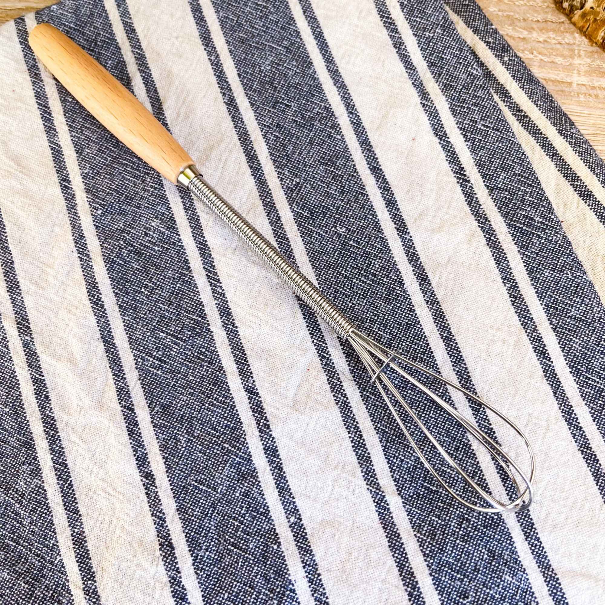 Petit fouet manuel en inox et manche en bois pour mélanges et recettes maison
