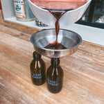 Mise en bouteille d’un sirop de sureau fait maison – coffret DIY Plantes et Recettes