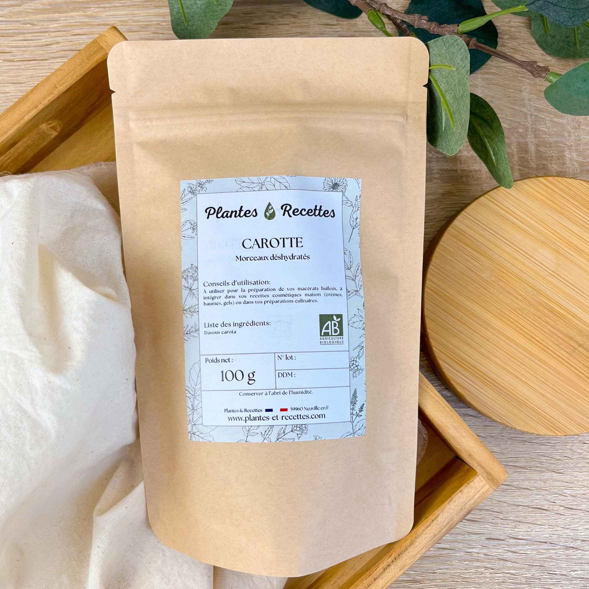 Morceaux de carotte bio utilisables en cosmétique comme en cuisine, pour des recettes saines et colorées.