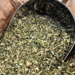 Photo de noisetier  feuilles bio séchée vendue par Plantes & Recettes, spécialisée en plantes médicinales de qualité.