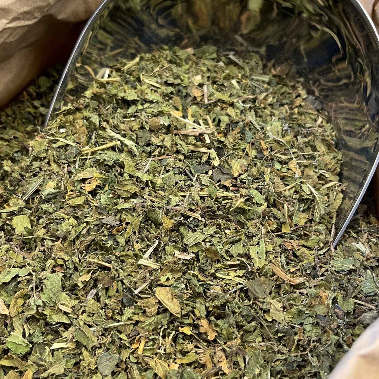 Photo de ortie  feuilles coupées bio séchée vendue par Plantes & Recettes, spécialisée en plantes médicinales de qualité.