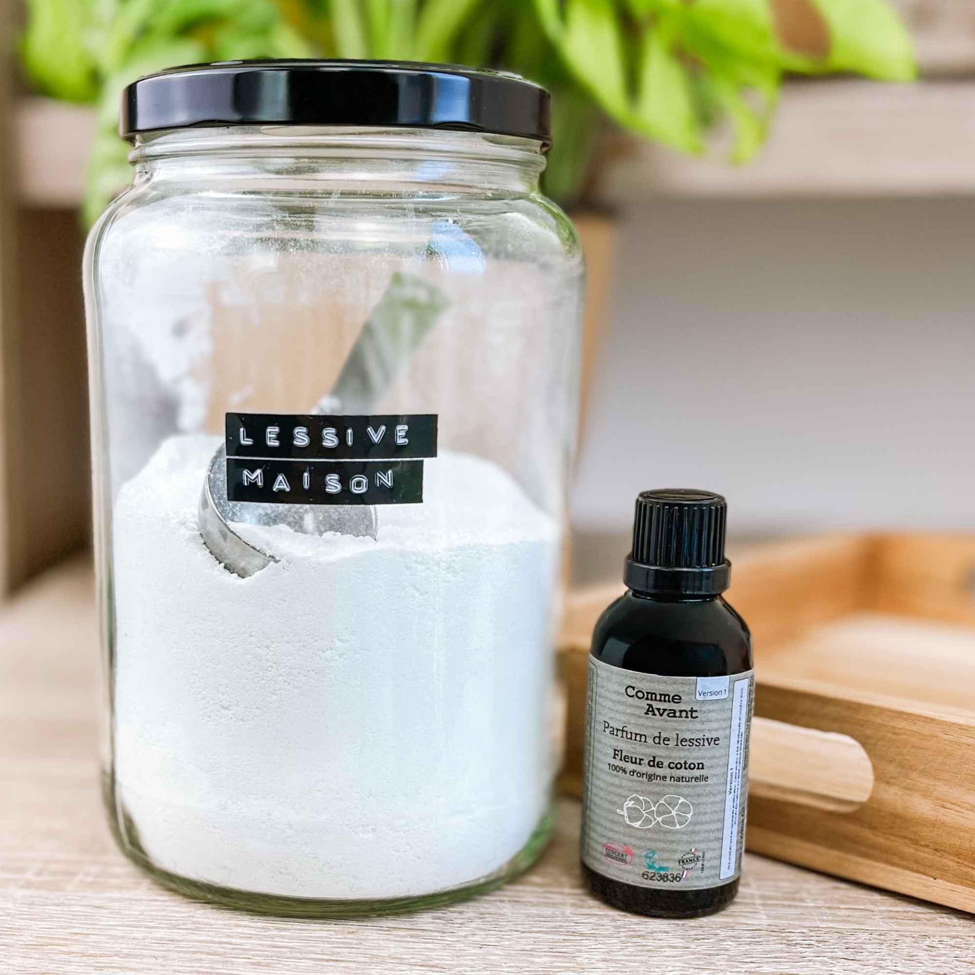 Parfum naturel fleur de coton accompagné d’un pot de lessive maison en poudre, parfait pour une routine de lavage plus douce.