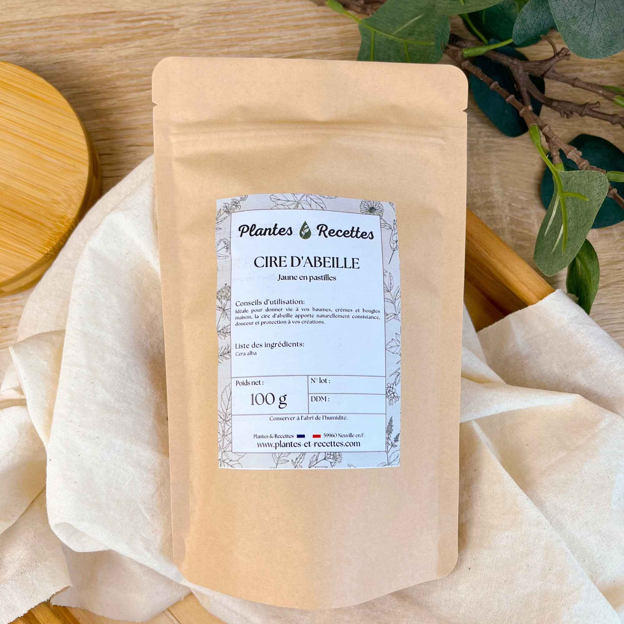 Pastilles de cire d’abeille jaune naturelle, idéales pour les recettes de cosmétiques maison et baumes artisanaux.