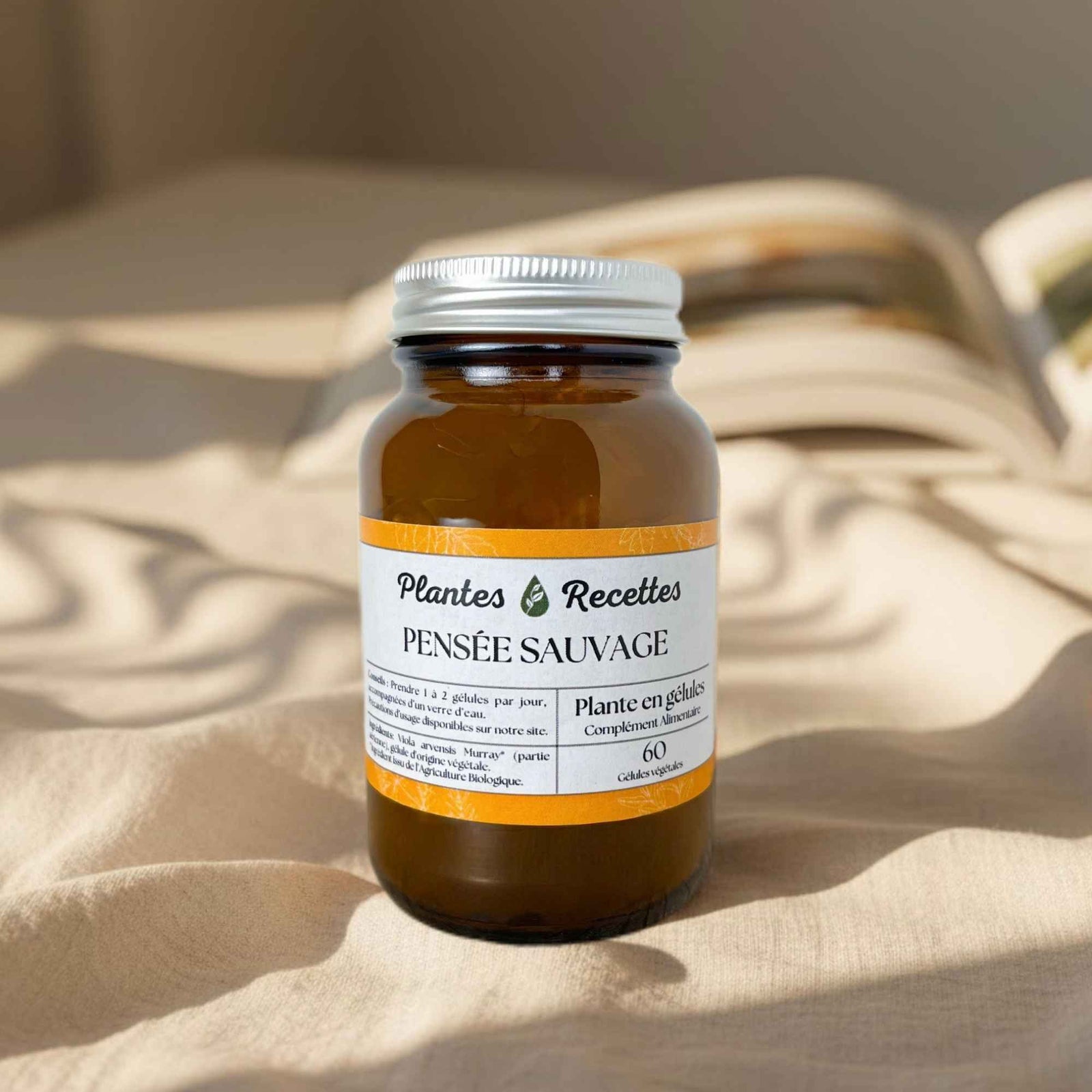 Gélules de pensée sauvage bio Plantes & Recettes, complément dépuratif pour une peau saine et un teint éclatant, qualité herboristerie, fabrication française, capsules végétales vegan en pilulier verre ambré, cure 1 mois.