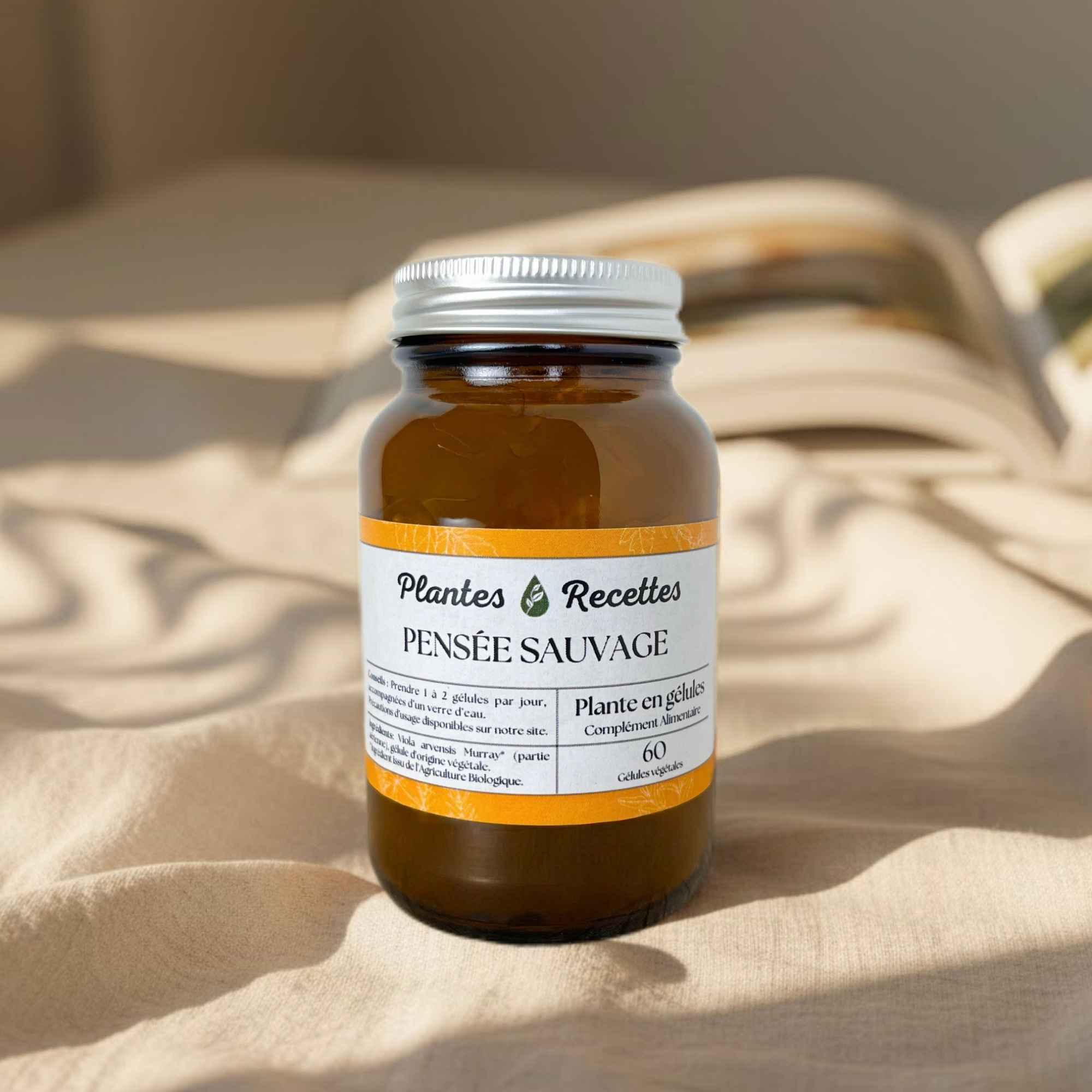 Gélules de pensée sauvage bio Plantes & Recettes, complément dépuratif pour une peau saine et un teint éclatant, qualité herboristerie, fabrication française, capsules végétales vegan en pilulier verre ambré, cure 1 mois.