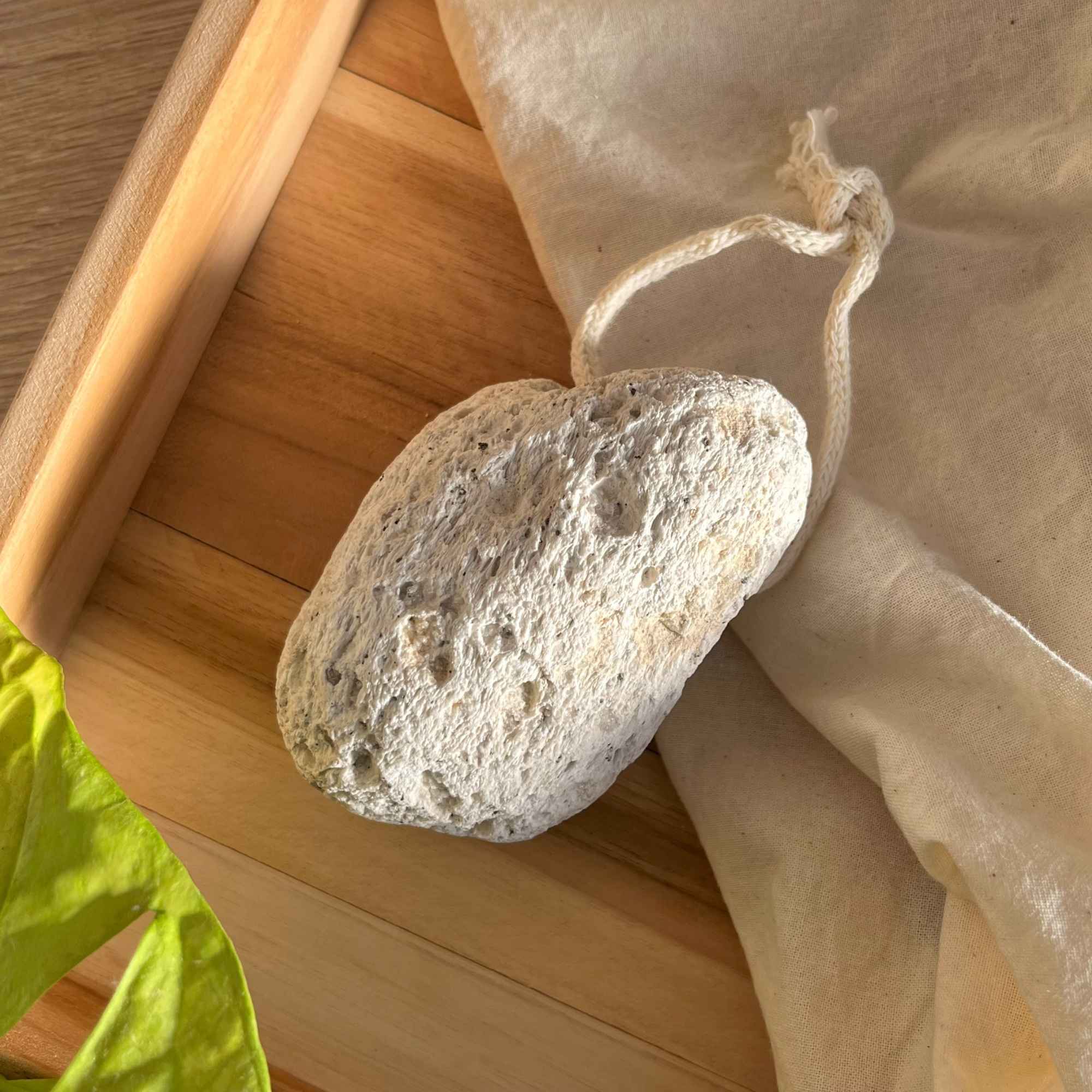 Pierre ponce douce naturelle de Grèce, origine Kalymnos, accessoire pour le soin des pieds présenté par Plantes & Recettes