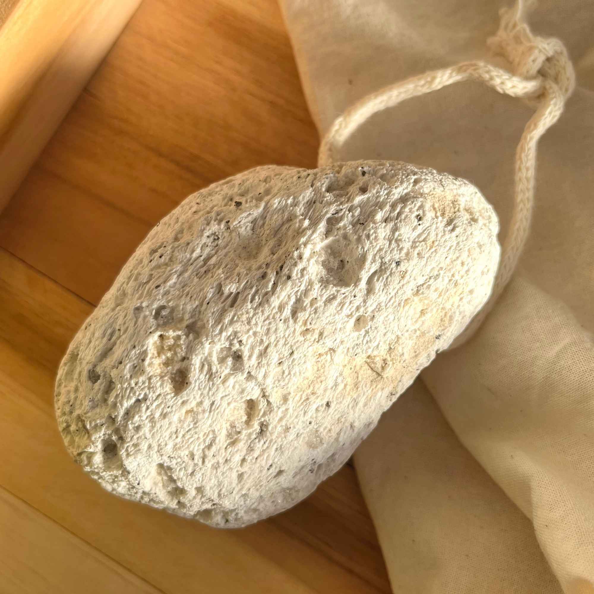 Pierre ponce naturelle de Kalymnos utilisée pour adoucir les callosités et la peau des pieds, produit Plantes & Recettes