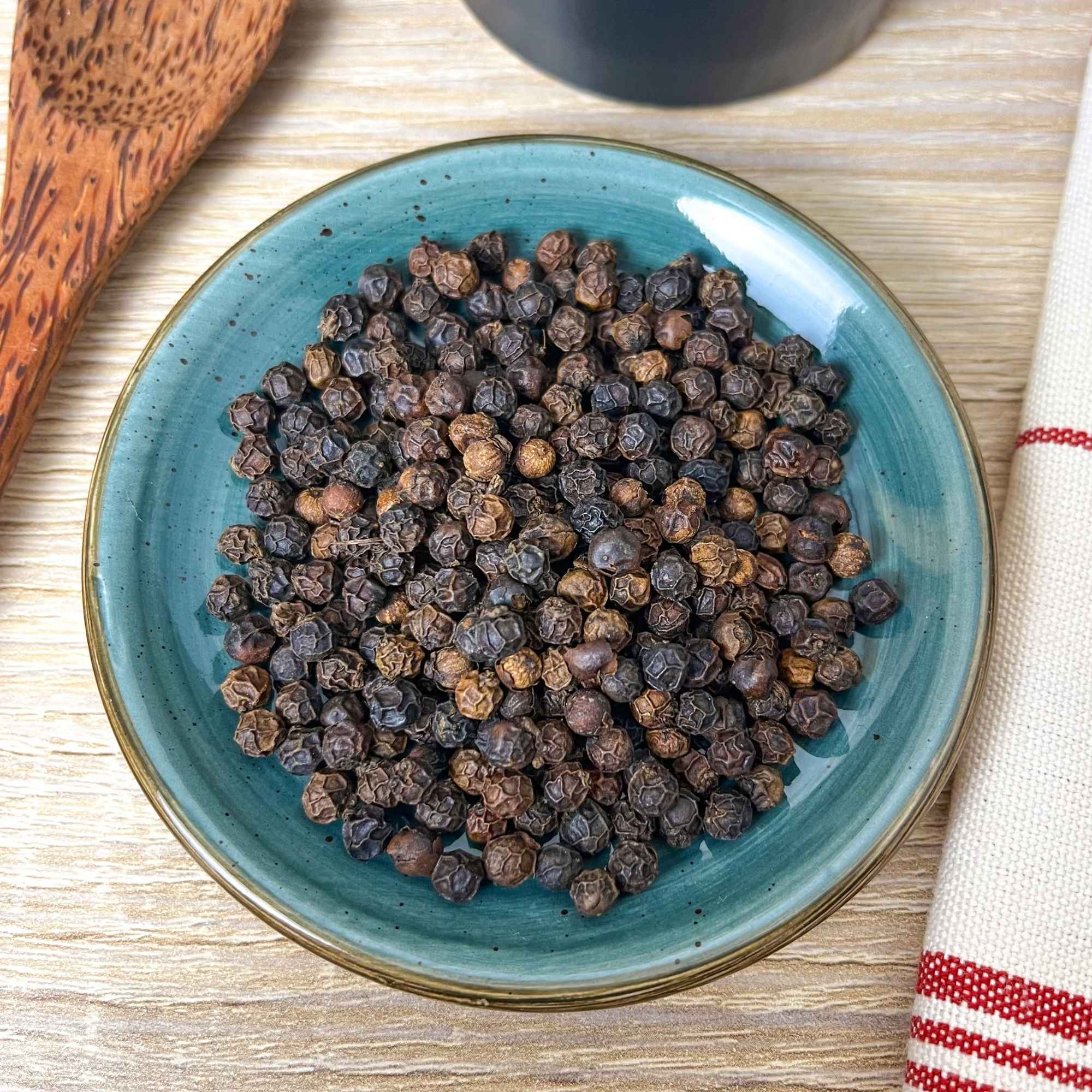 Poivre de Tellicherry bio entier aux grains aromatiques et intenses