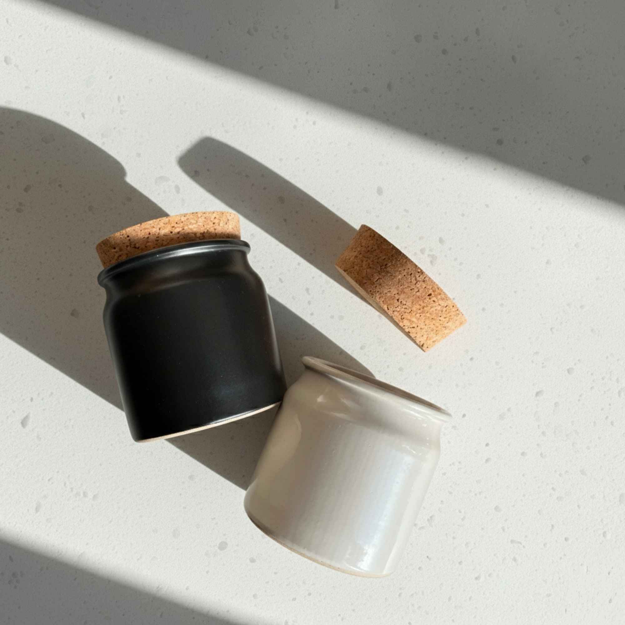 Pot en grès 160 ml avec bouchon en liège naturel, parfait pour le sel, les épices ou les plantes.