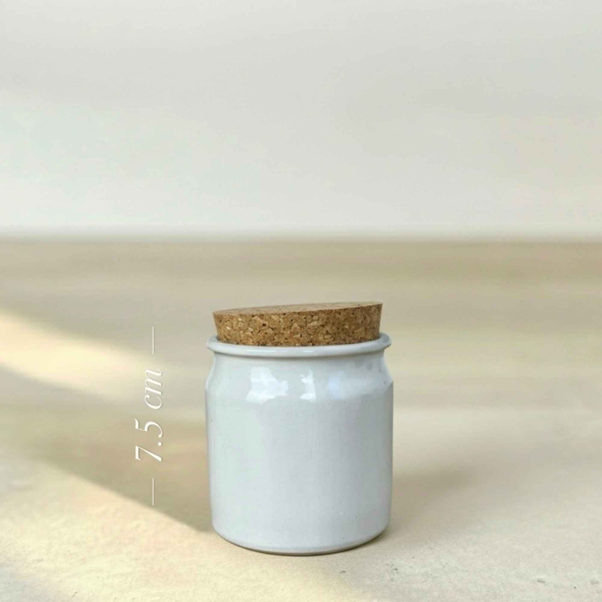 Contenant artisanal en grès 160 ml pour vos préparations et épices maison.