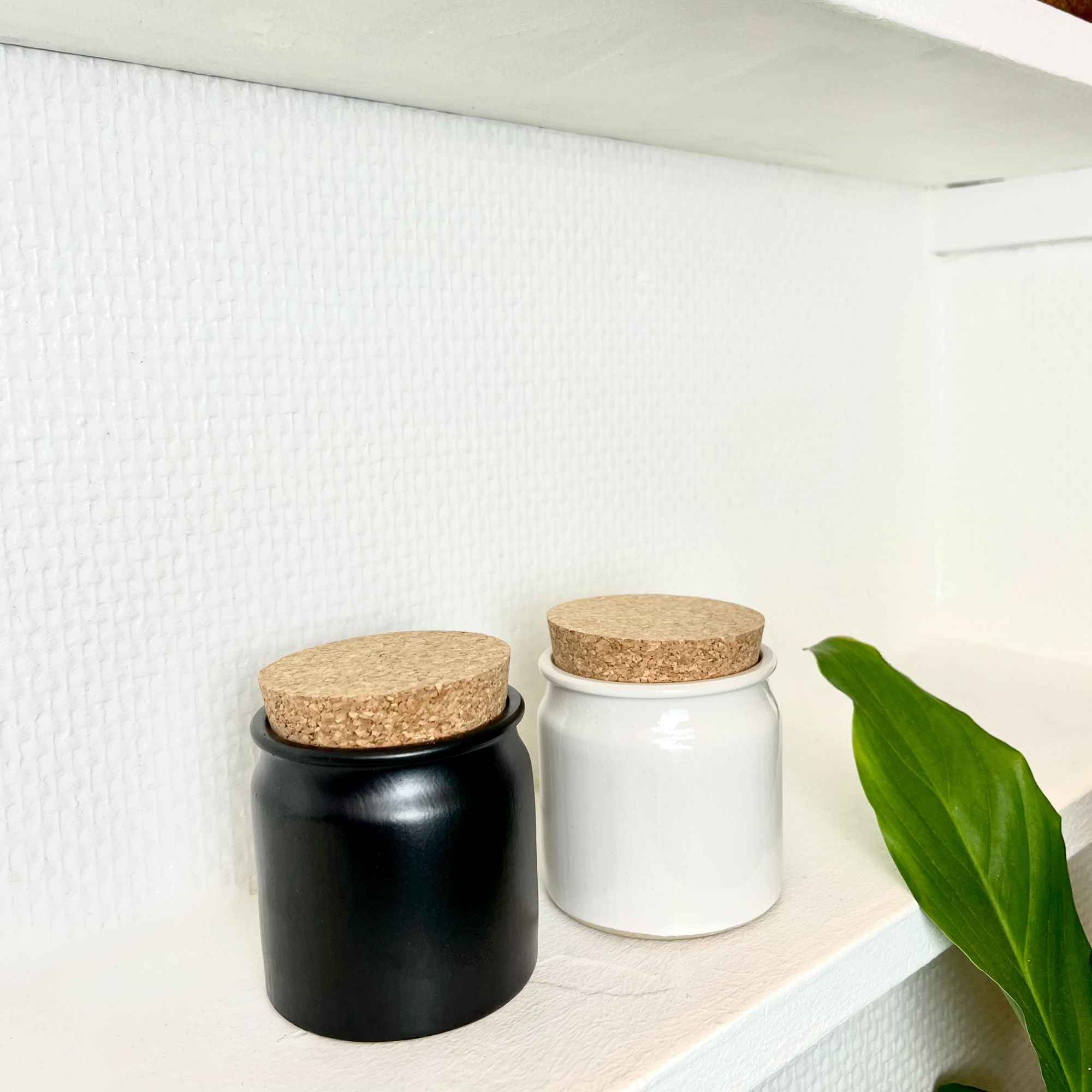Pot en grès 160 ml, disponible en coloris crème et noir, bouchon liège naturel.