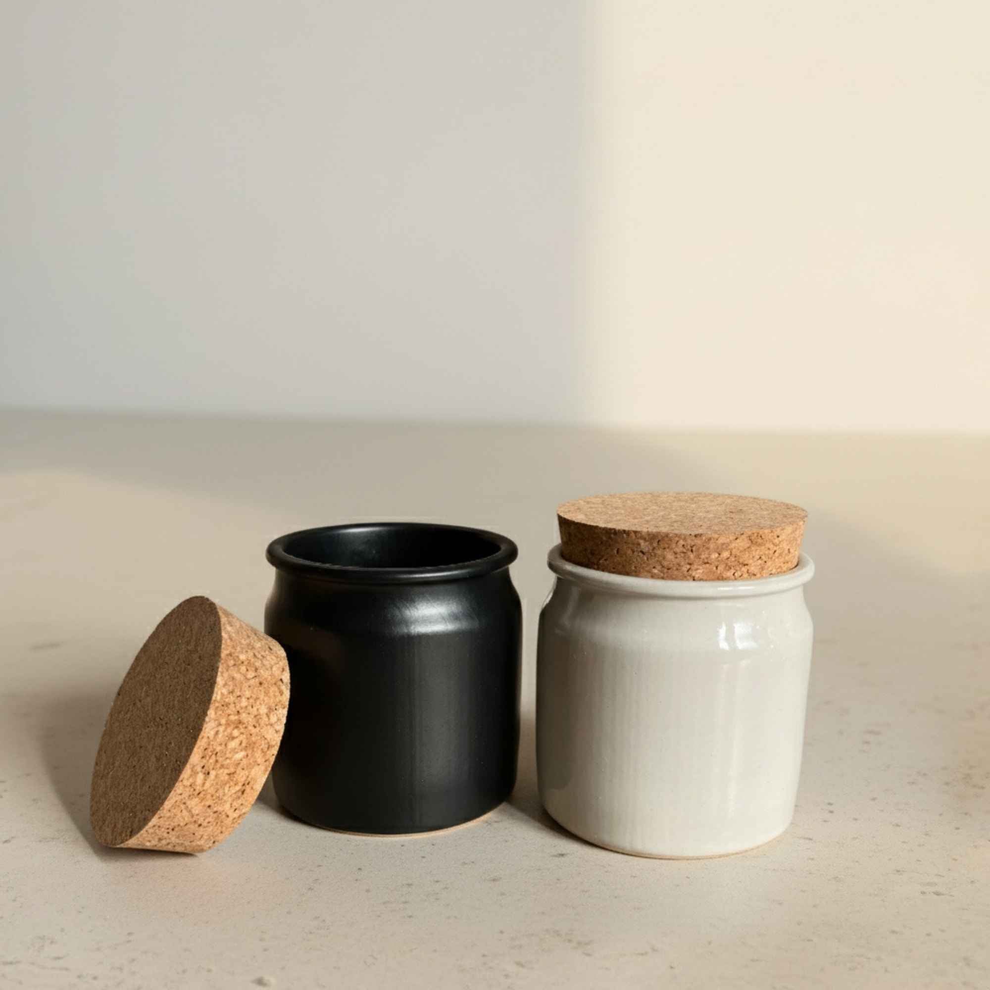 Pot en grès crème avec couvercle en liège, idéal pour les plantes médicinales.
