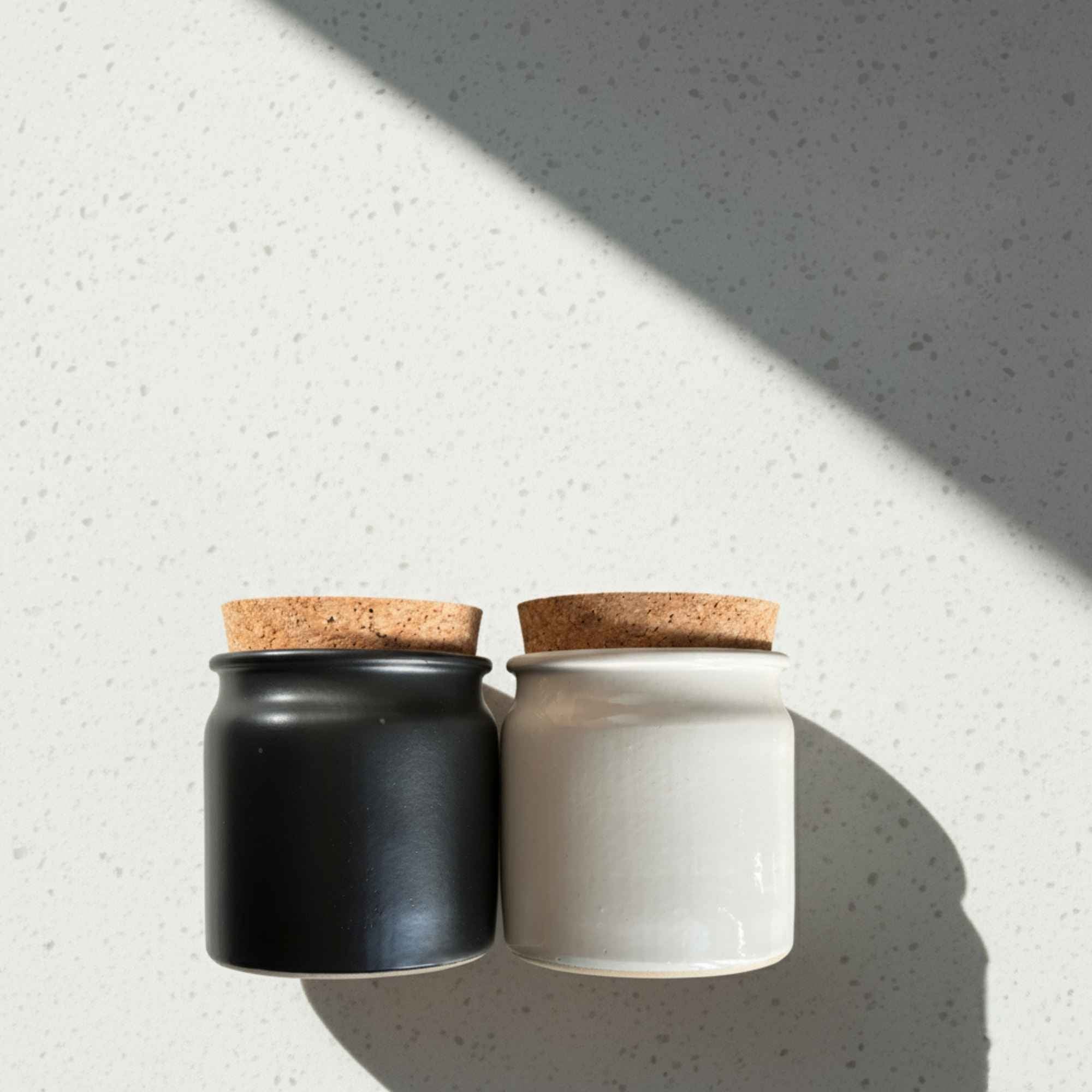 Pot en grès noir 160 ml Plantes & Recettes pour la conservation de produits naturels.