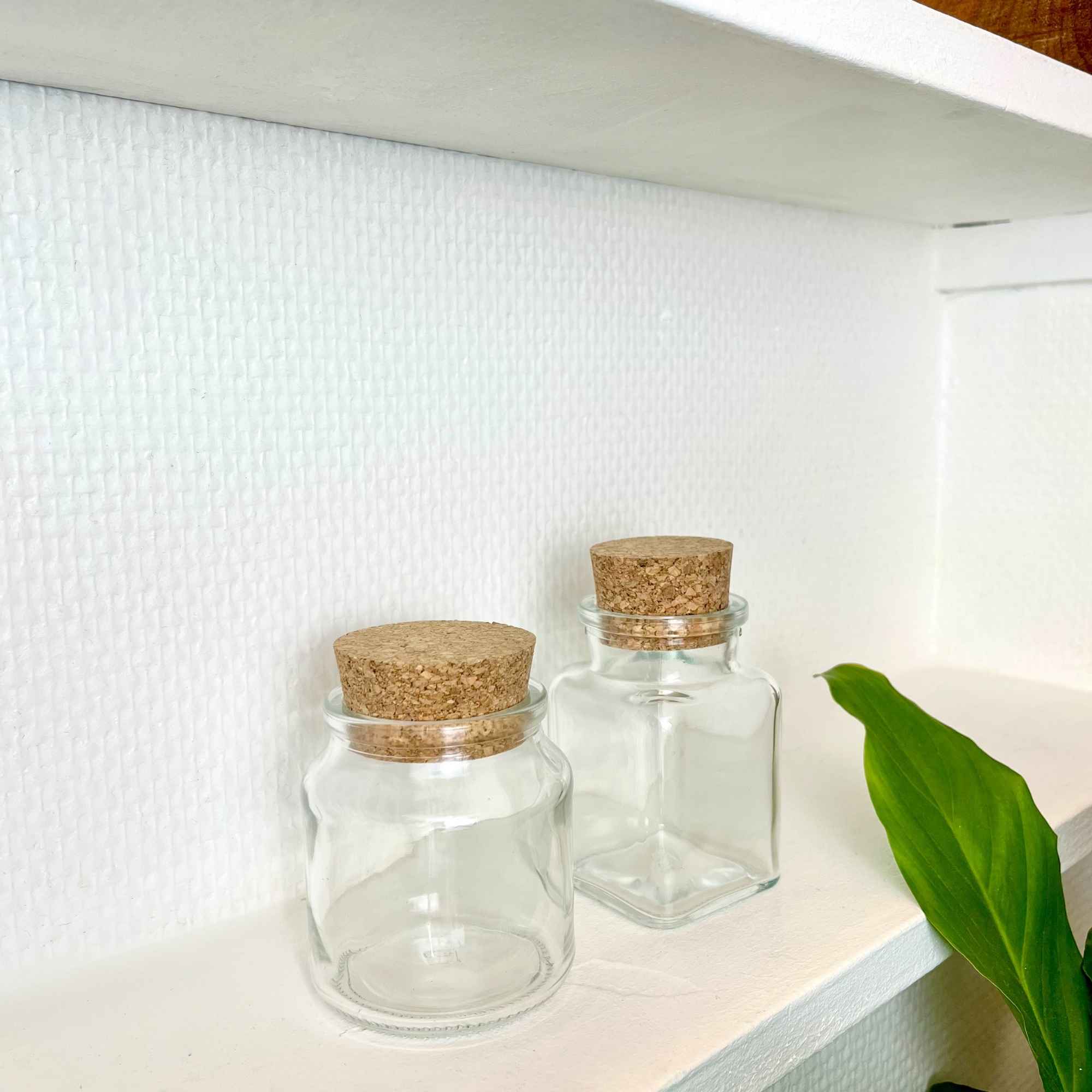 Pot en verre avec bouchon naturel, parfait pour vos préparations et macérats.