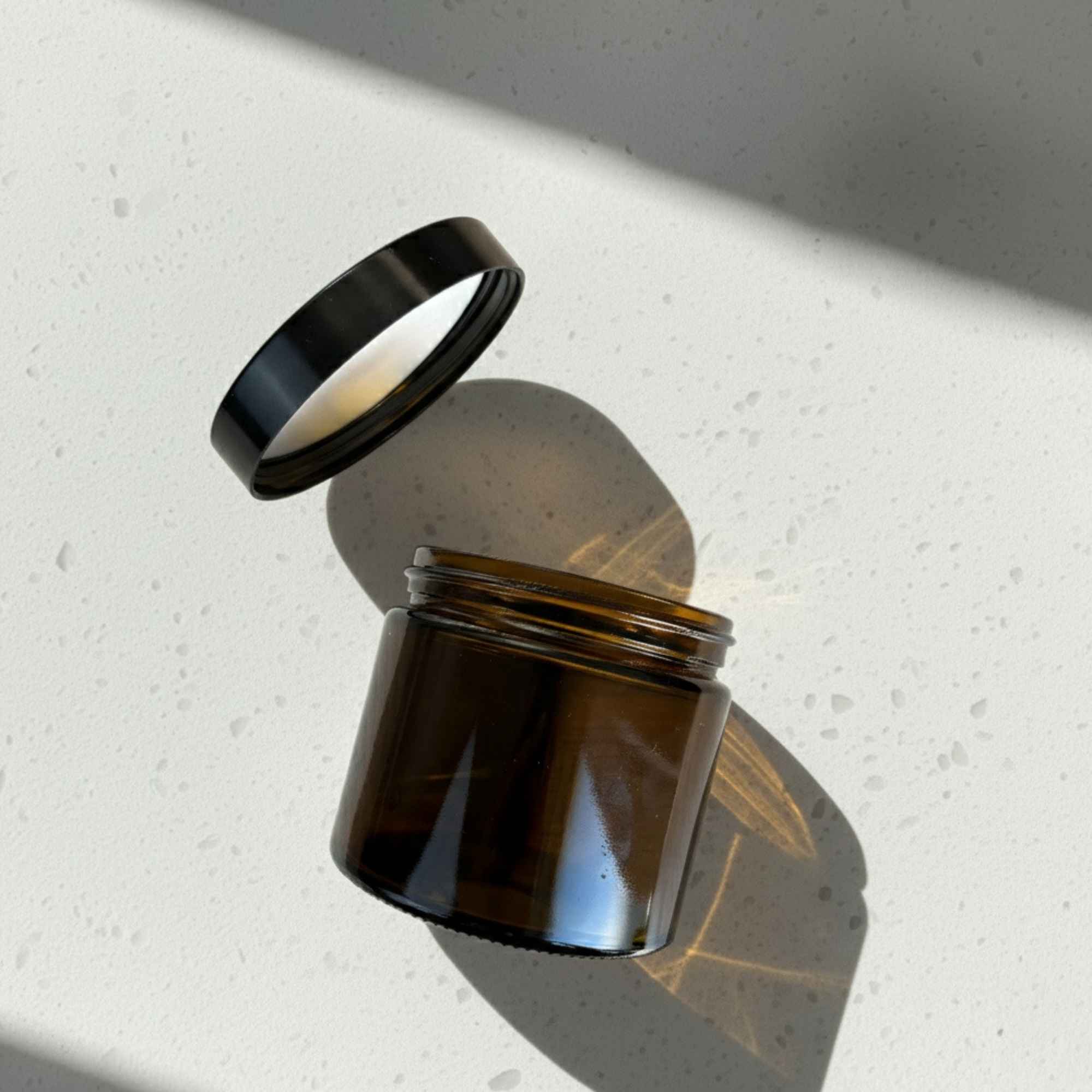 Pot en verre ambré 250 ml, idéal pour crèmes, pommades et préparations naturelles.