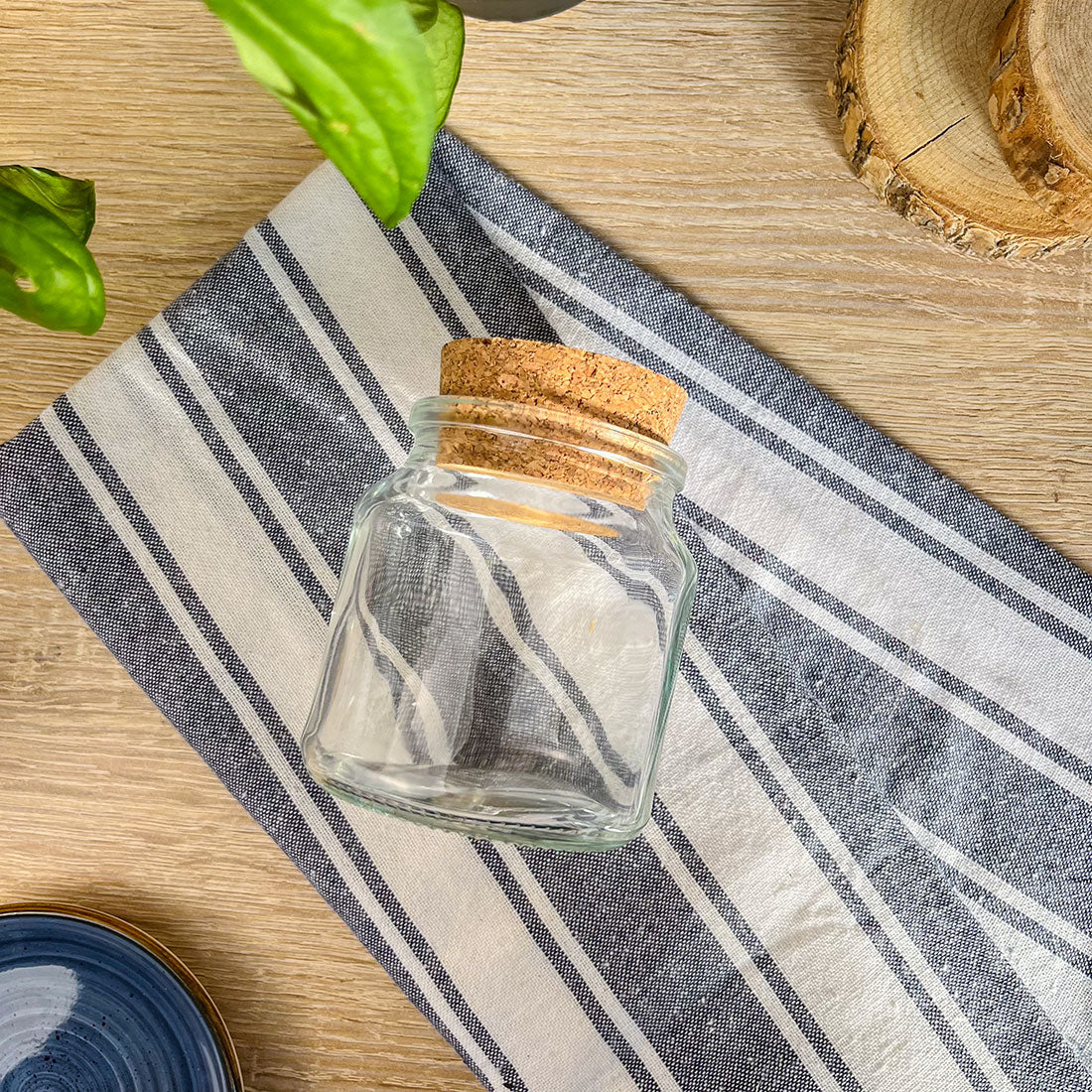 Contenant en verre avec bouchon naturel pour conserver ou infuser vos plantes.