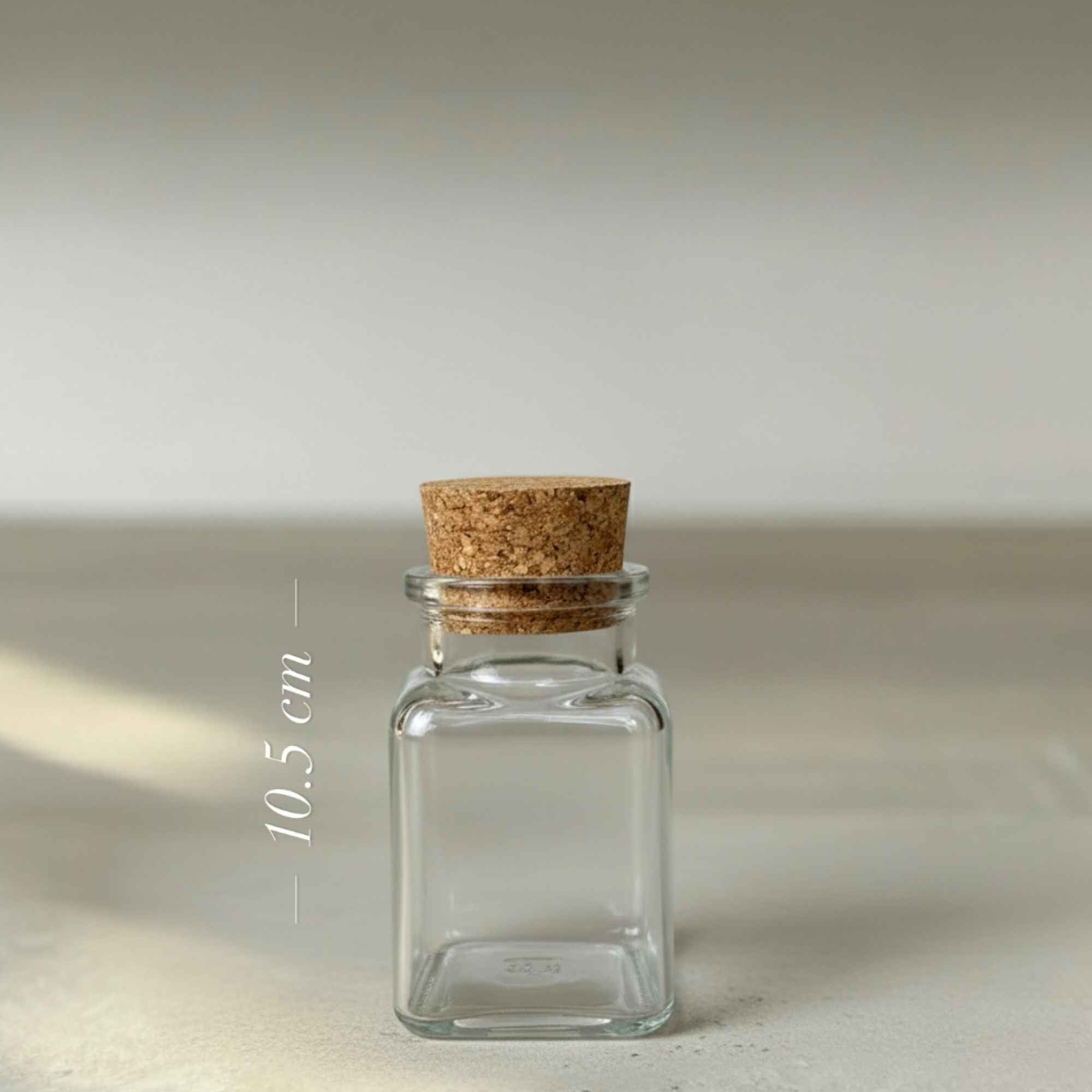 Contenant en verre avec bouchon en liège pour stocker plantes séchées ou poudres.