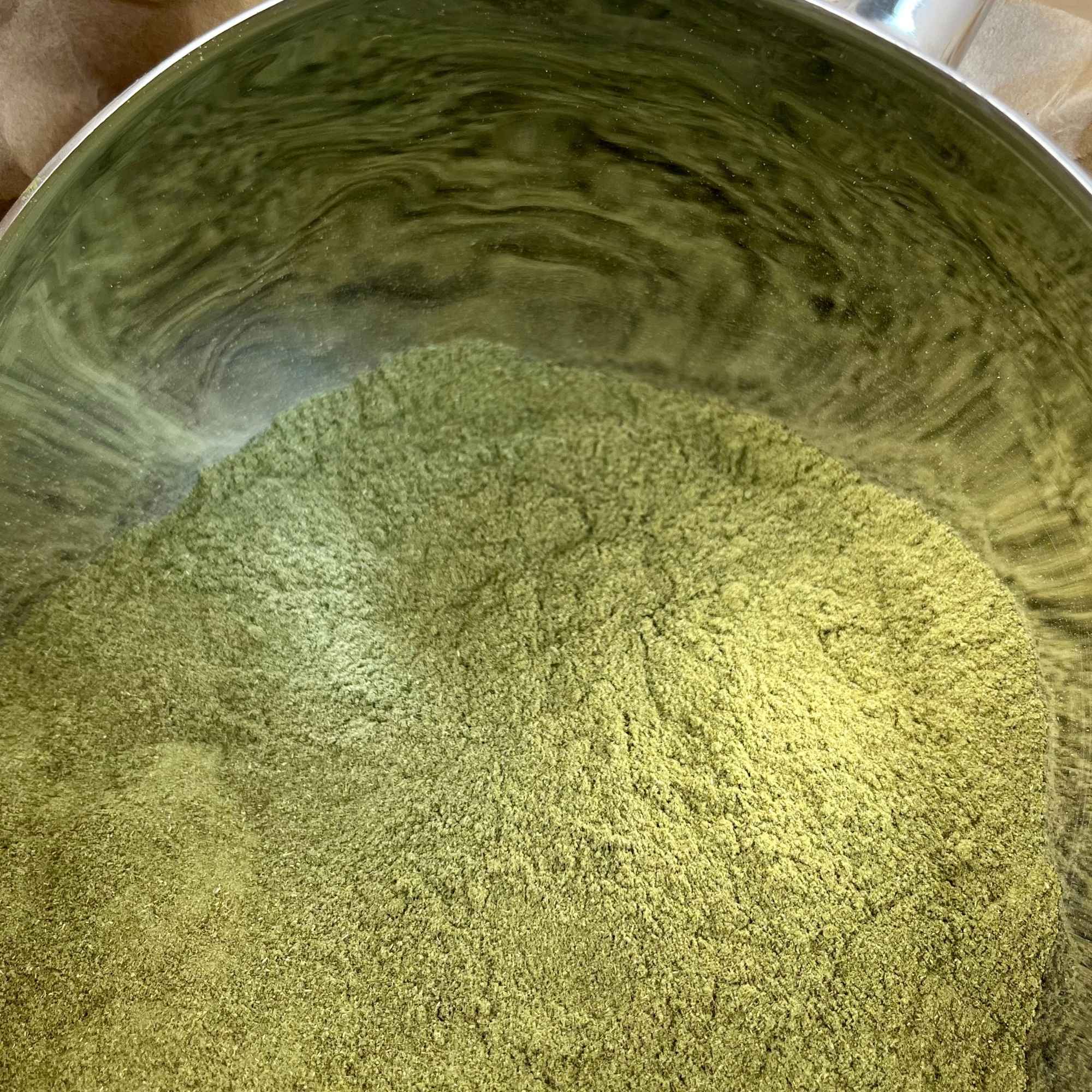 Poudre fine d’artichaut bio issue des feuilles, utilisée pour les préparations naturelles et les gélules maison Plantes & Recettes.