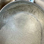 Poudre fine d’Harpagophytum bio issue de la racine, utilisée pour les préparations naturelles, gélules et mélanges bien-être Plantes & Recettes.