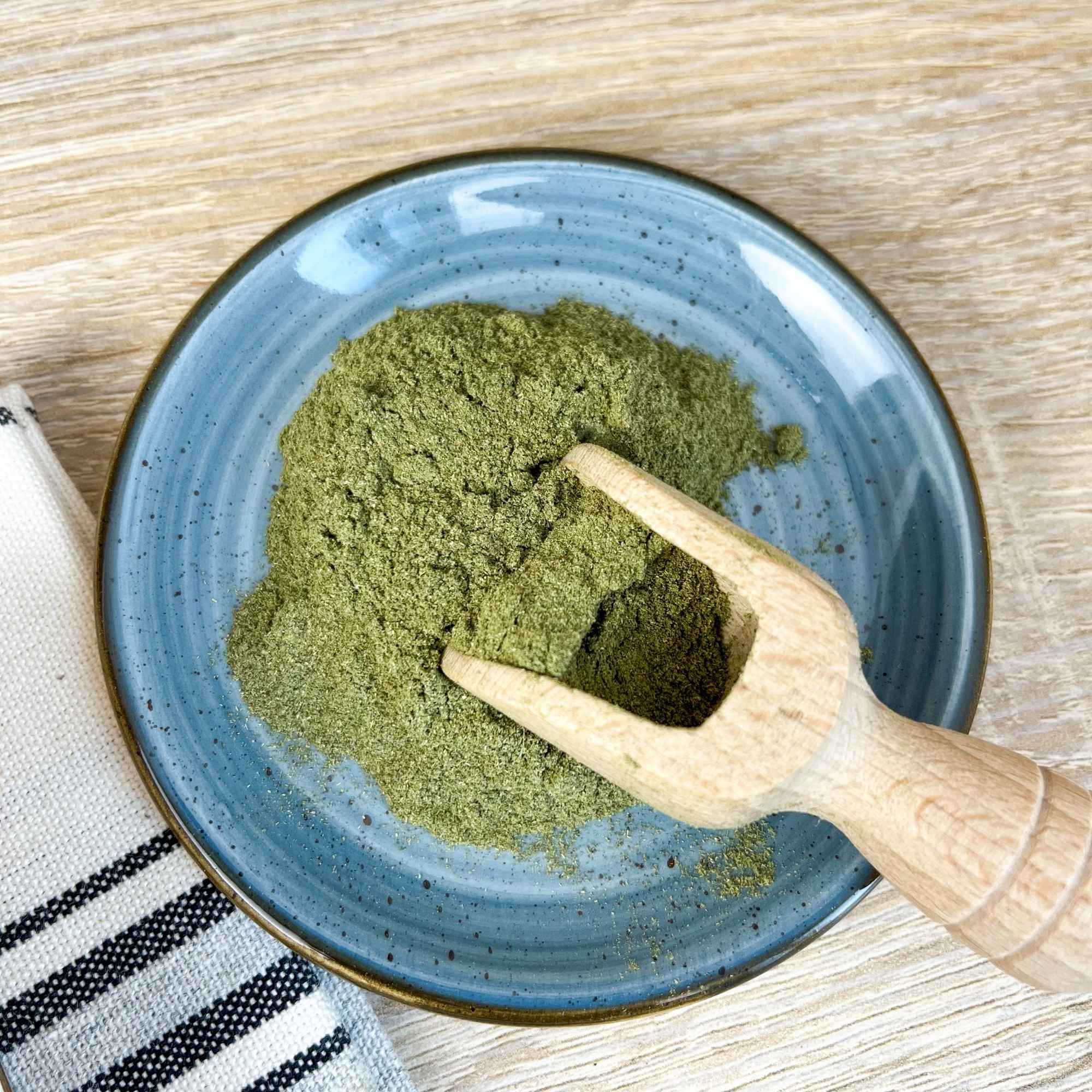 Préparation de gélules naturelles à base de poudre d’artichaut bio Plantes & Recettes, idéale pour les recettes bien-être et détox.