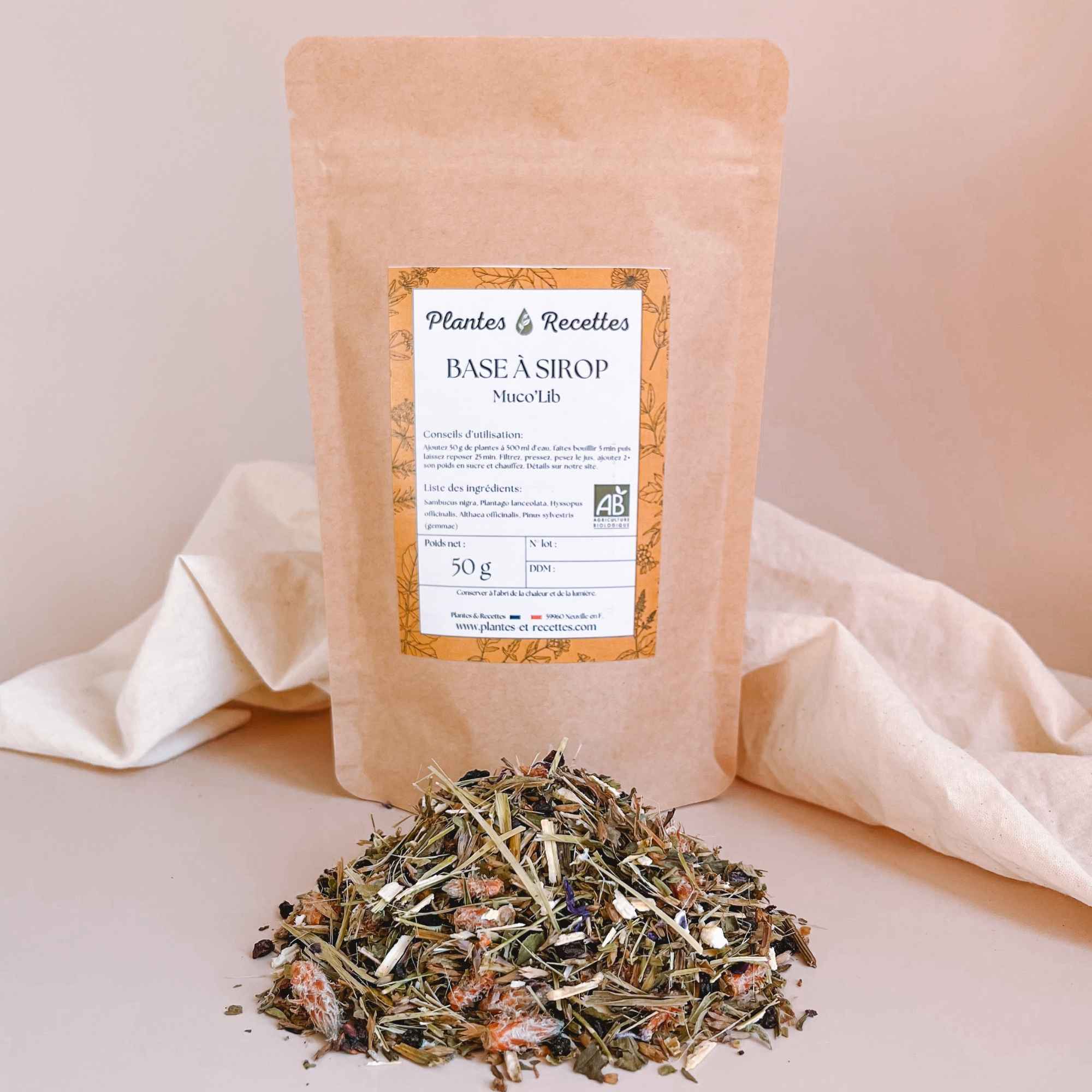 Mélange de plantes d'herboristerie et son sachet pour réaliser un sirop végétal.